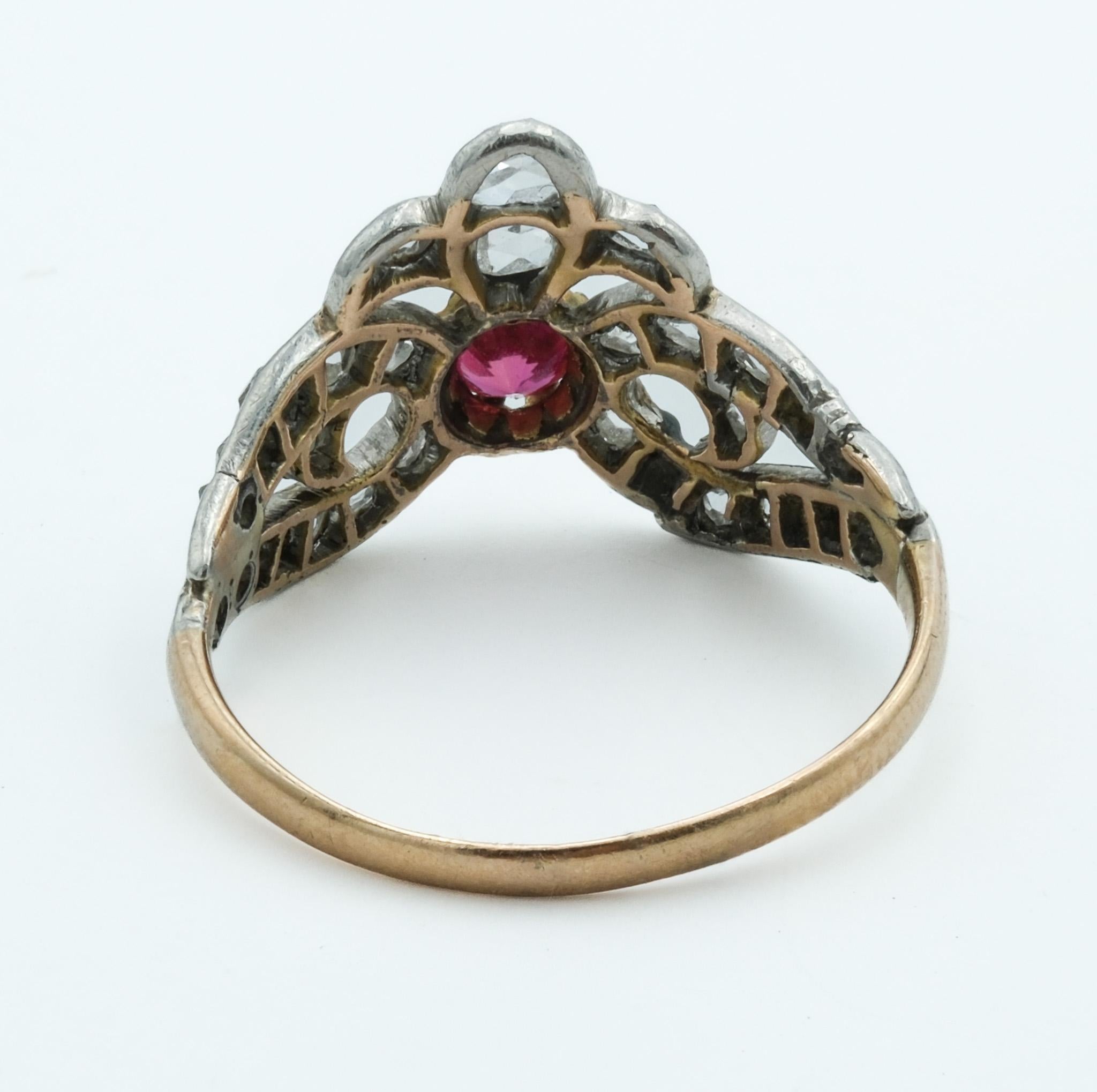 Taille ronde Bague victorienne en platine 18 carats, rubis synthétique et diamants taille rose en vente