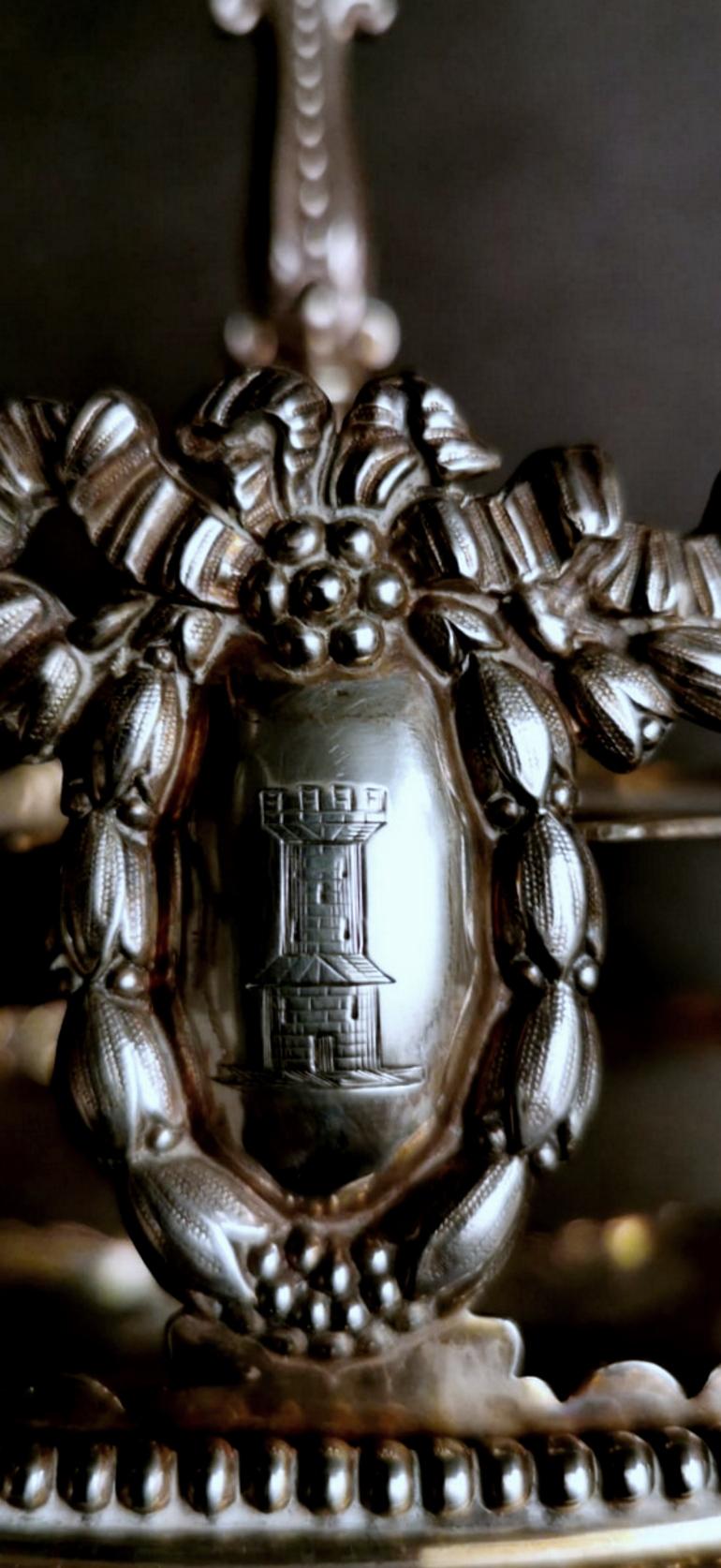 Victorian Cruet Elkington in Silver Plate with Very Interesting Crest In Good Condition In Prato, Tuscany
