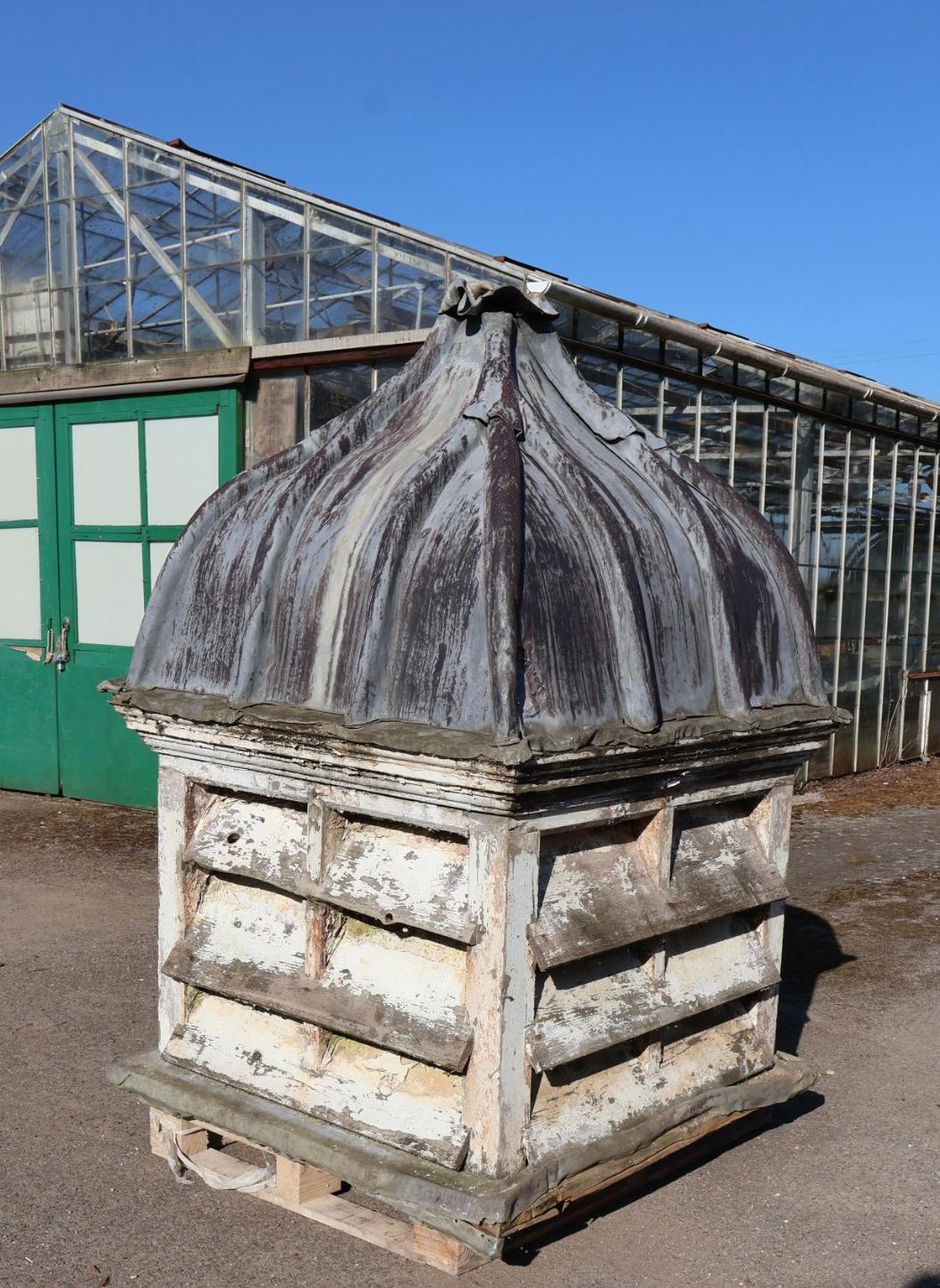 Énorme coupole victorienne, récupérée dans un domaine rural.
De grande taille et impressionnant, construit à partir d'un cadre en bois, conservant sa peinture écaillée et joliment altérée, avec un solide dôme en plomb.
Une belle pièce de jardin
