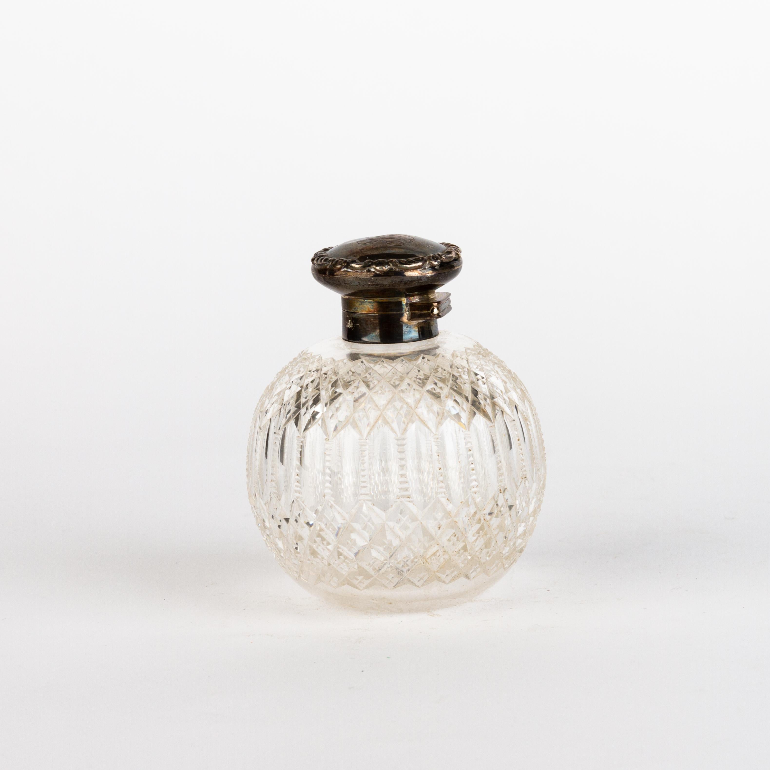 Victorian Cut Crystal Glass Perfume Scent Bottle 
Good condition
Free international shipping.