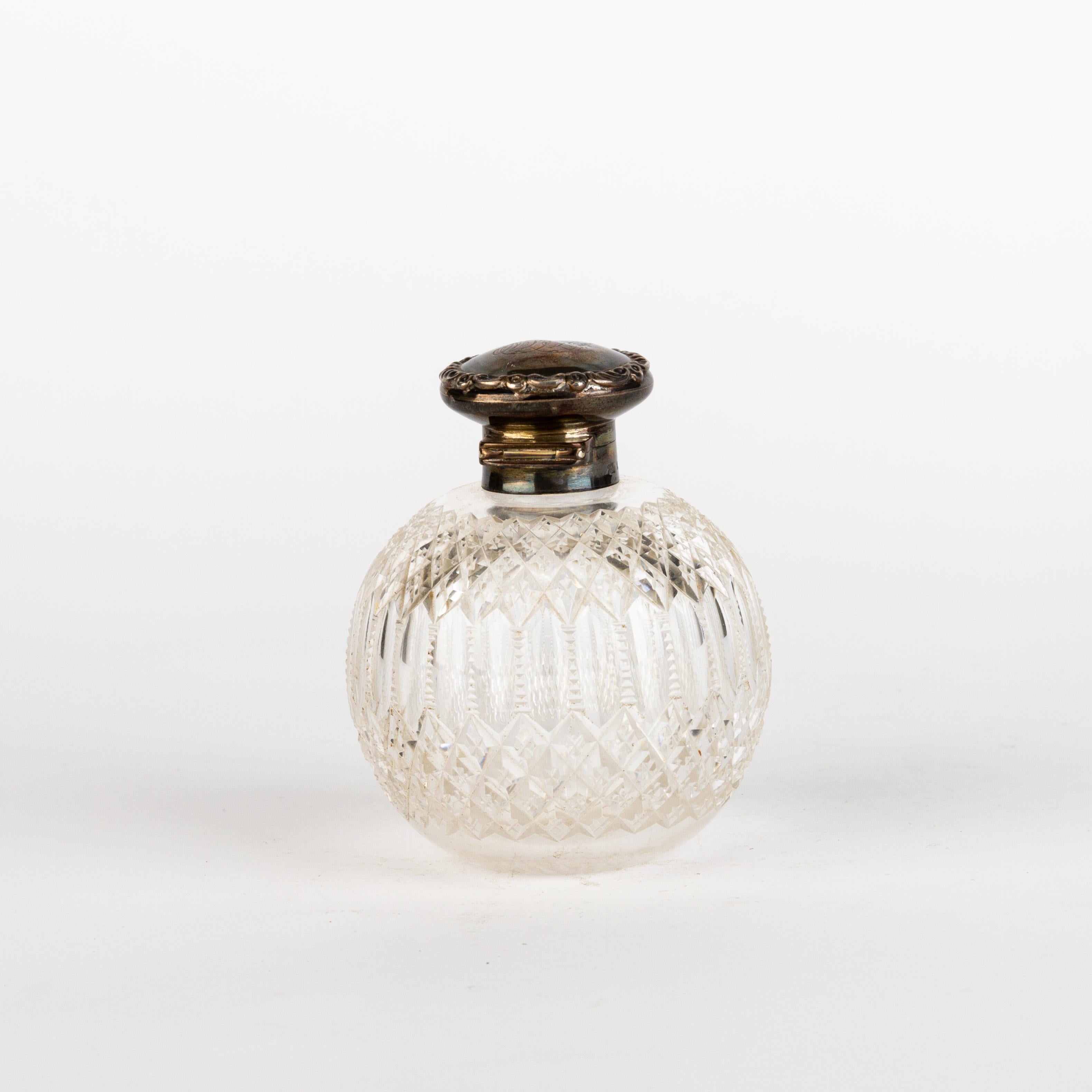 Victorian Cut Crystal Glass Perfume Scent Bottle with Silver Top 19th Century In Good Condition For Sale In Nottingham, GB