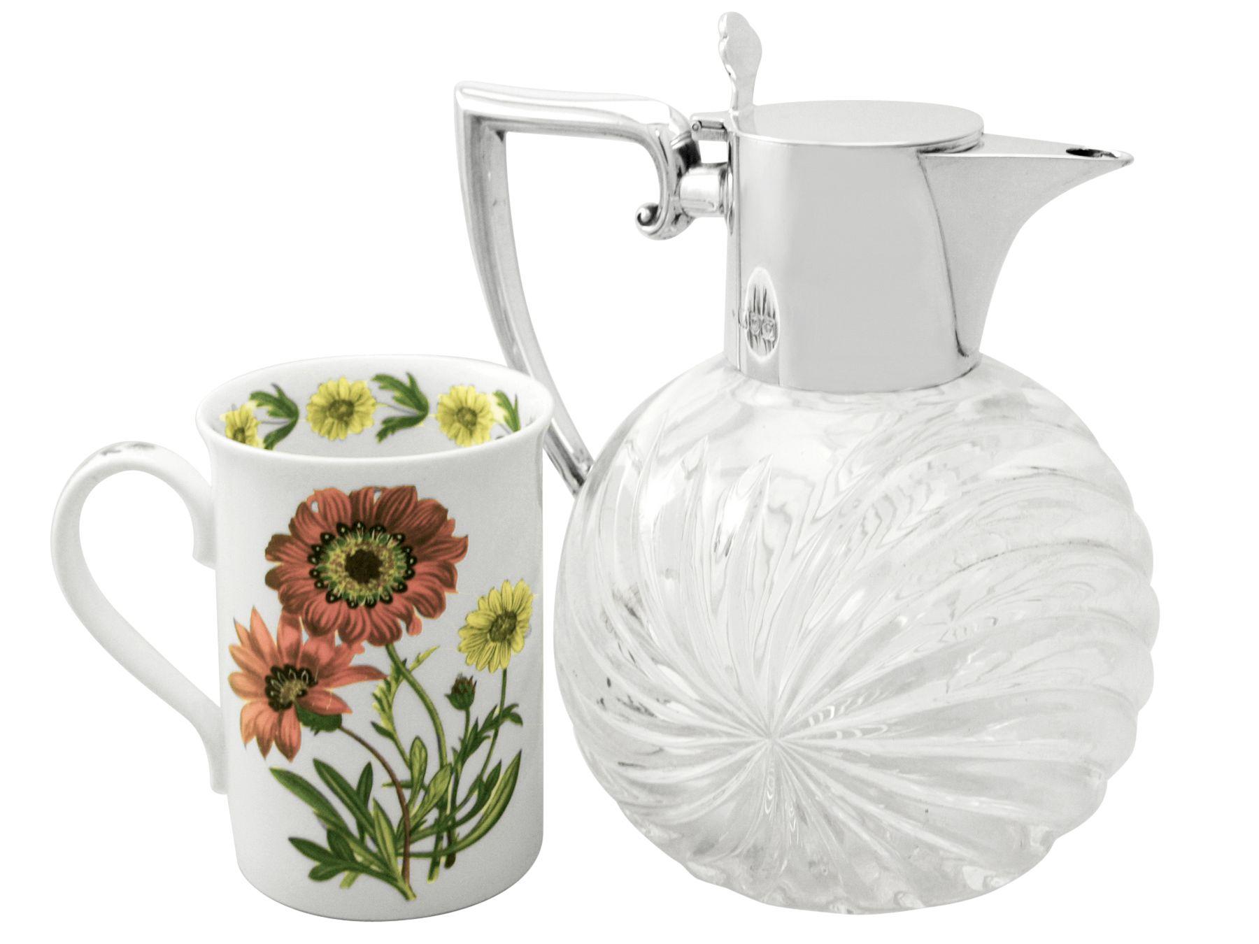 Fina e impresionante jarra de clarete inglesa victoriana antigua montada en plata de ley y cristal tallado, una adición a nuestra colección relacionada con el vino y las bebidas.

Esta fina jarra de clarete victoriana antigua de plata de ley y