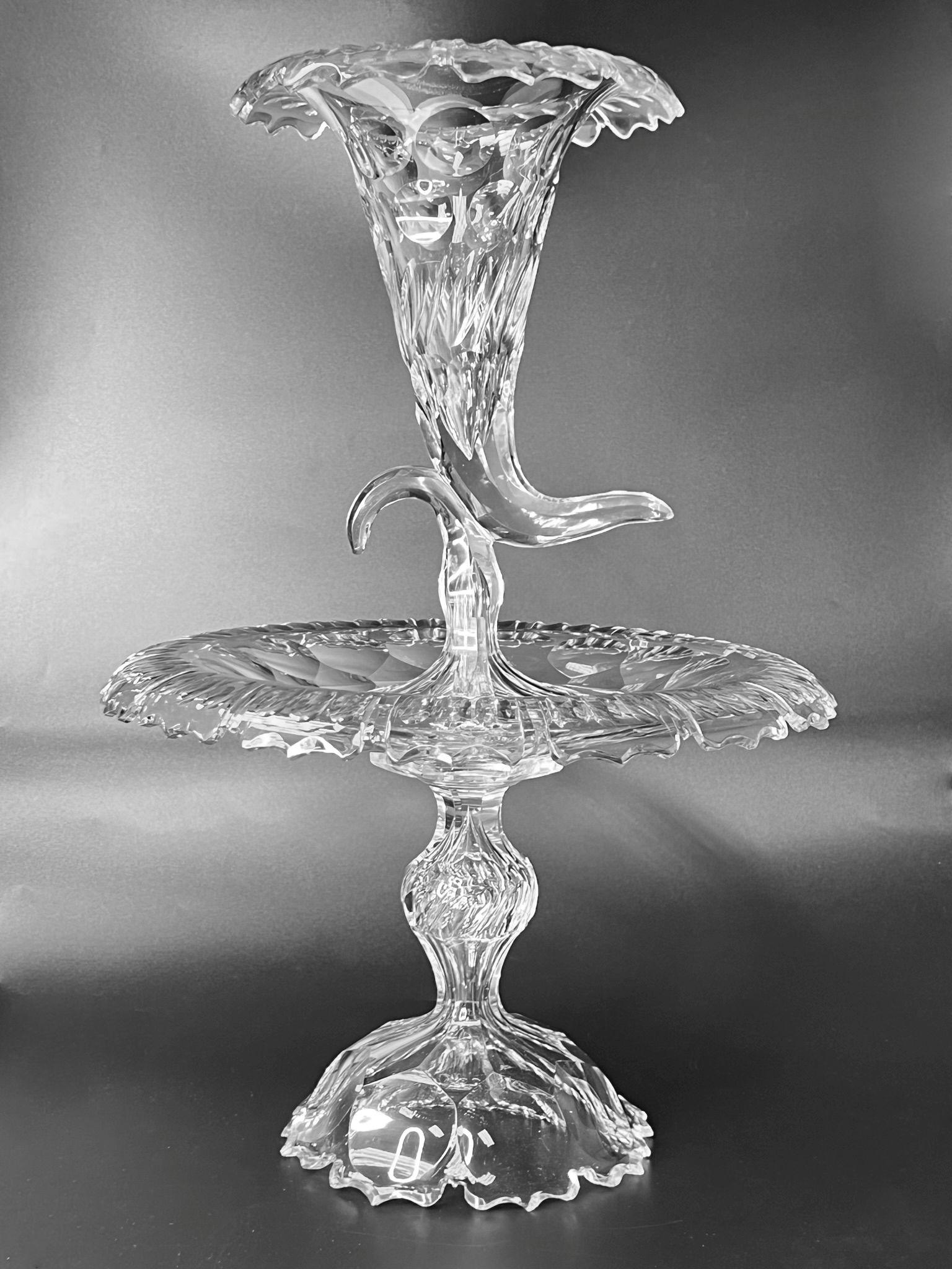 Dreiteiliger Tafelaufsatz aus geschliffenem Glas aus viktorianischer Zeit, bestehend aus Sockel, Platte und Vase in Form eines Füllhorns.  Offenbar unsigniert und in gutem Zustand, mit einigen Abplatzungen an den Rändern.