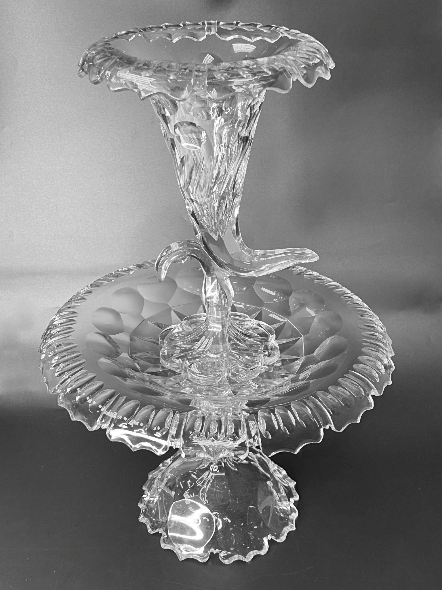Viktorianischer Tafelaufsatz aus geschliffenem Glas Vase im Zustand „Gut“ im Angebot in New York, NY