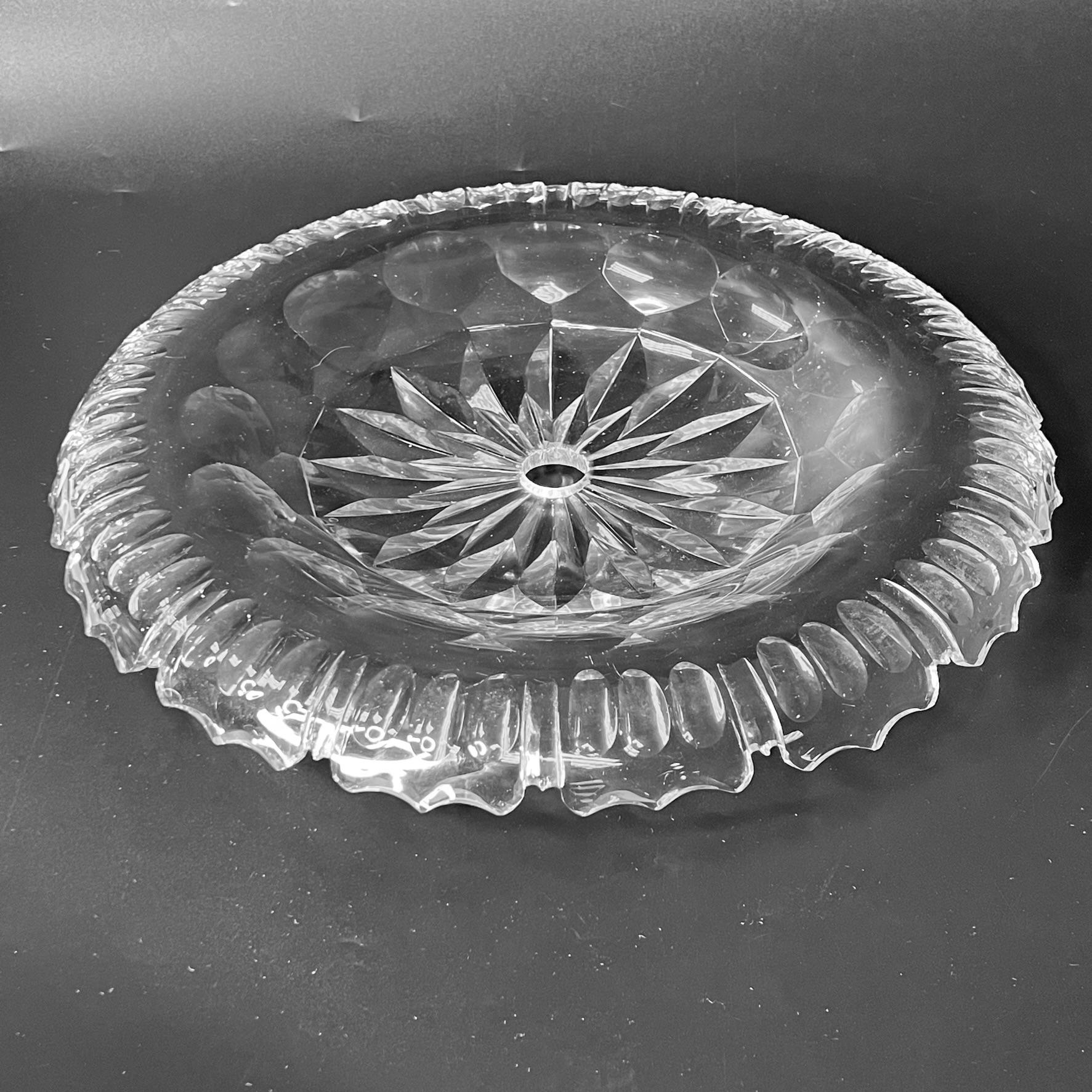 Viktorianischer Tafelaufsatz aus geschliffenem Glas Vase (Geschliffenes Glas) im Angebot