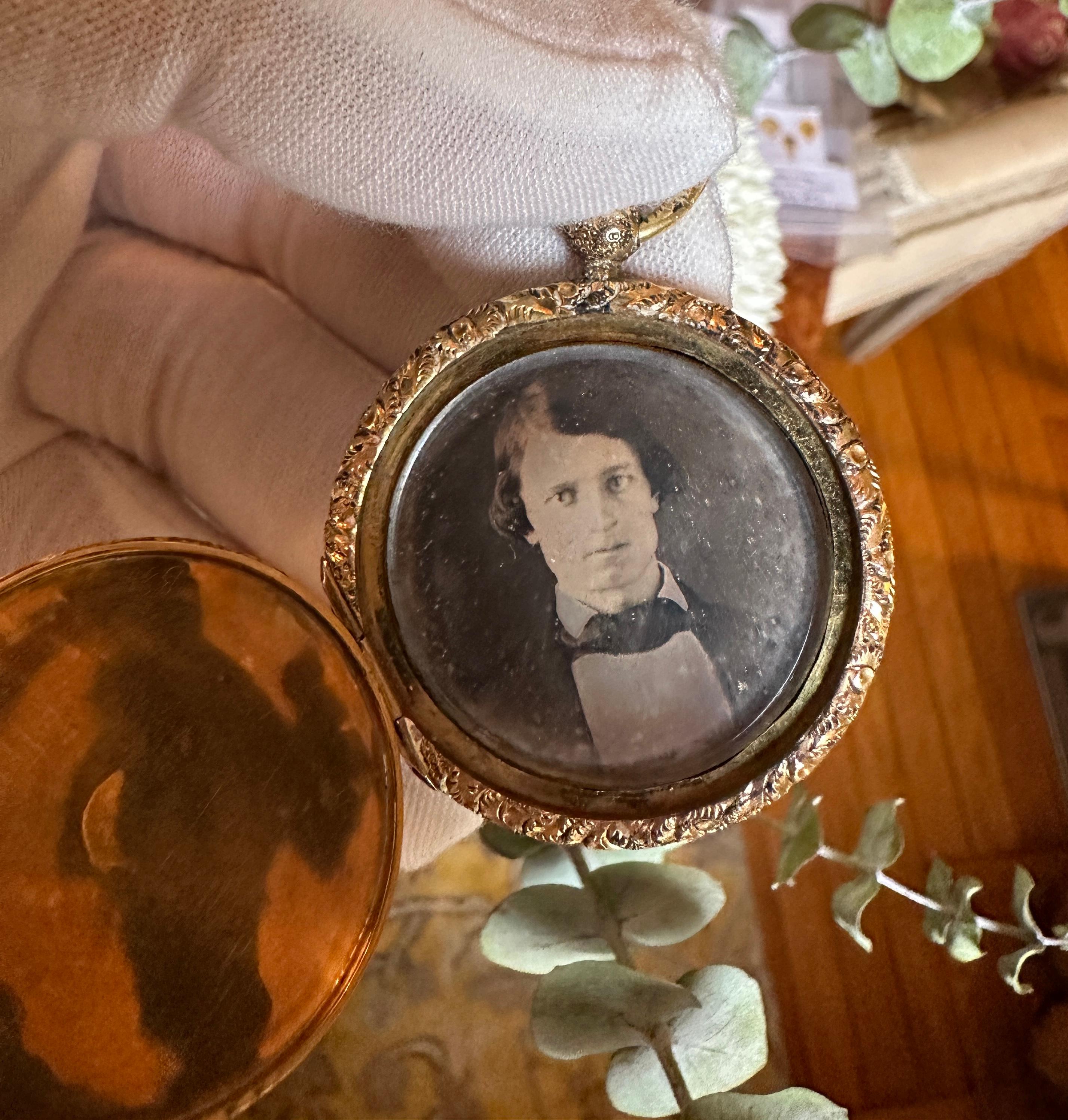 Collana con ciondolo Dagherrotipo Vittoriano in oro 10 carati Uomo Bello in vendita 8