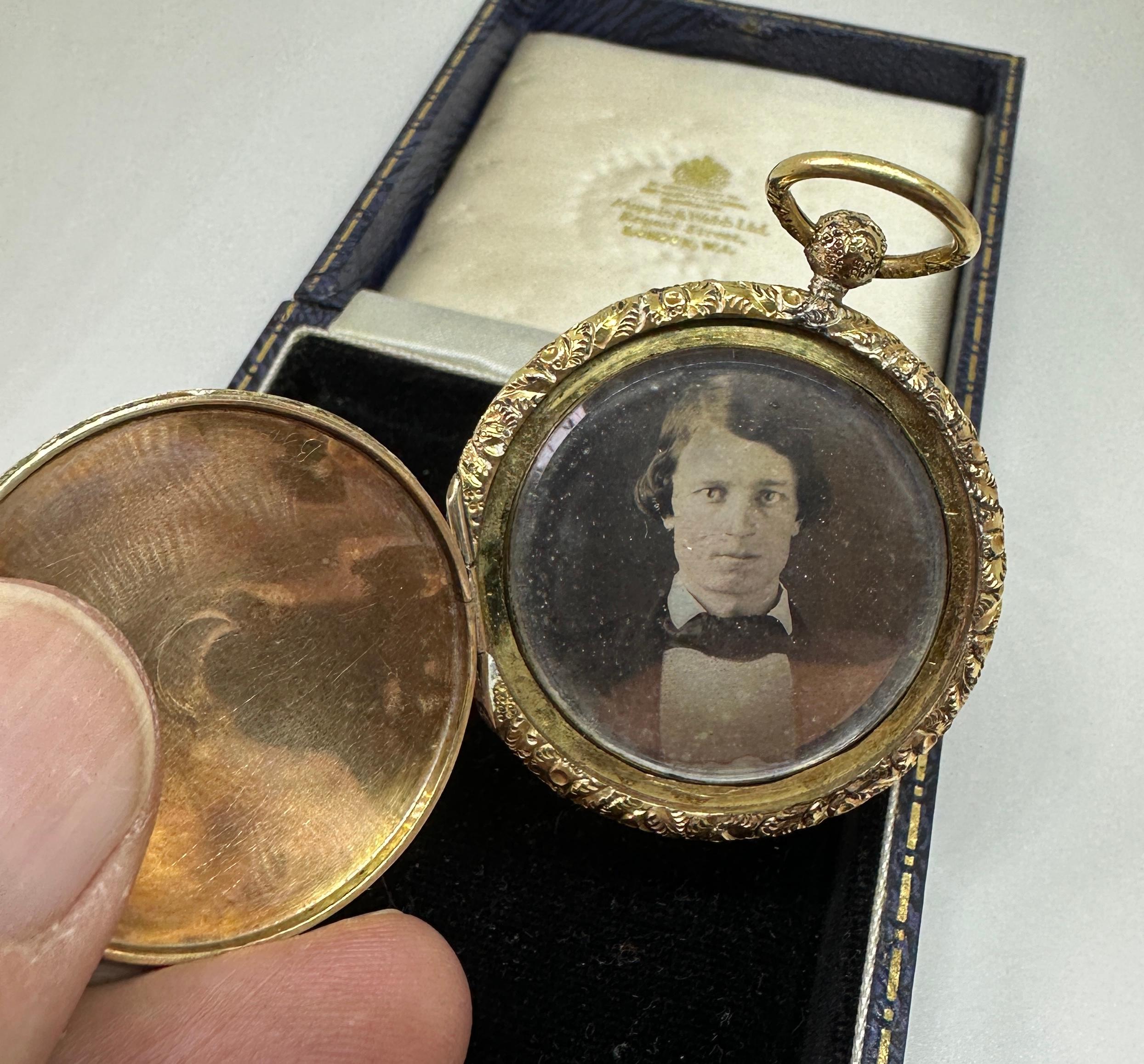Collana con ciondolo Dagherrotipo Vittoriano in oro 10 carati Uomo Bello in vendita 1