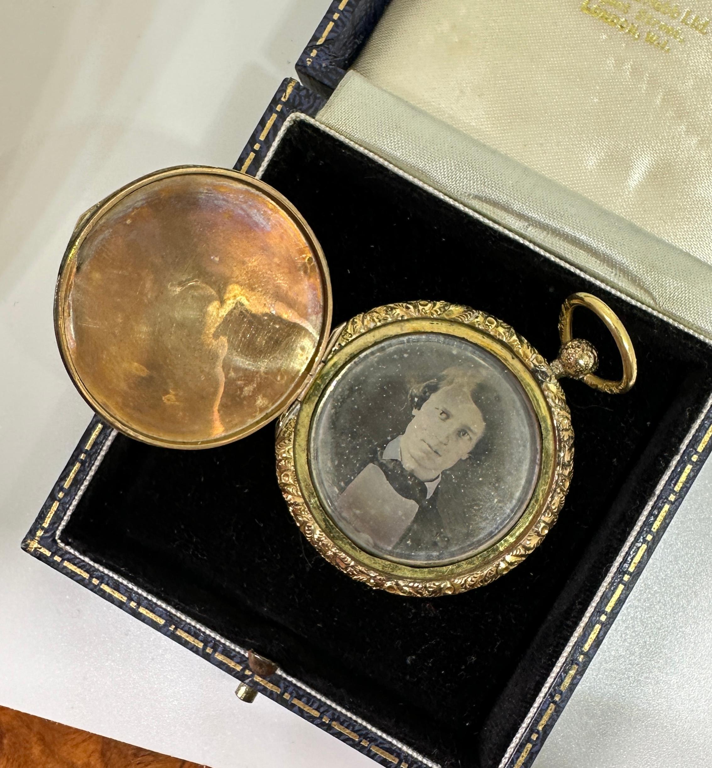 Collana con ciondolo Dagherrotipo Vittoriano in oro 10 carati Uomo Bello in vendita 2