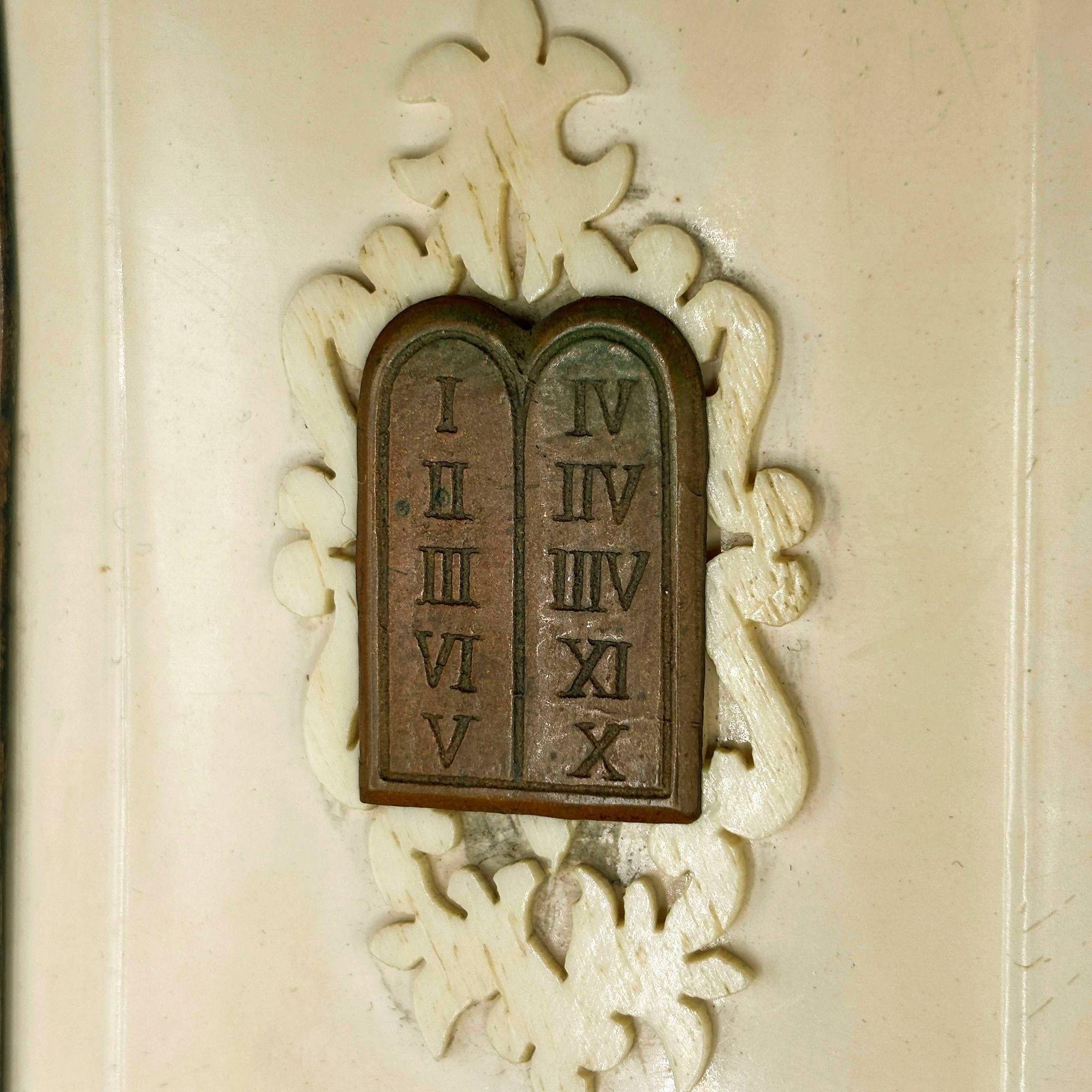 Fin du XIXe siècle Livre de prières quotidiennes victorien en hébreu « Tephilath of Israel » avec couverture en os sculpté en vente