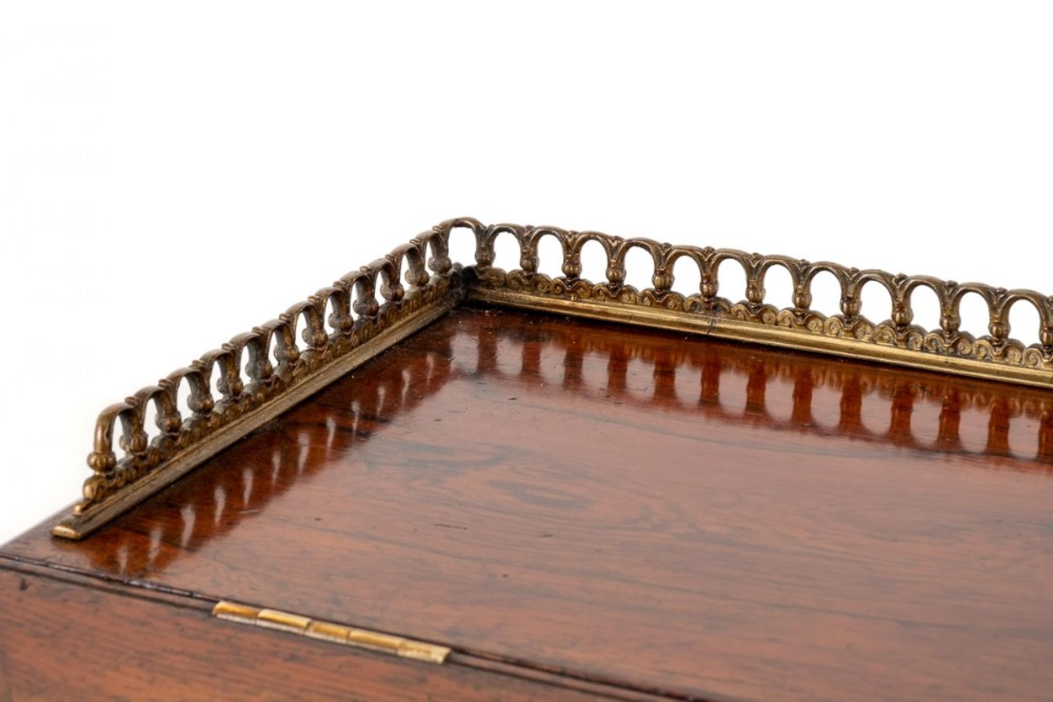 Viktorianischer Palisander-Schiebetor.
Diese Ablage verfügt über eine abgeschrägte Schreibfläche, die sich öffnet, um das Innere aus Vogelaugenahorn mit 2 mit Mahagoni ausgekleideten Schubladen zu enthüllen.
um 1850.
Der Schlupfwinkel ist mit
