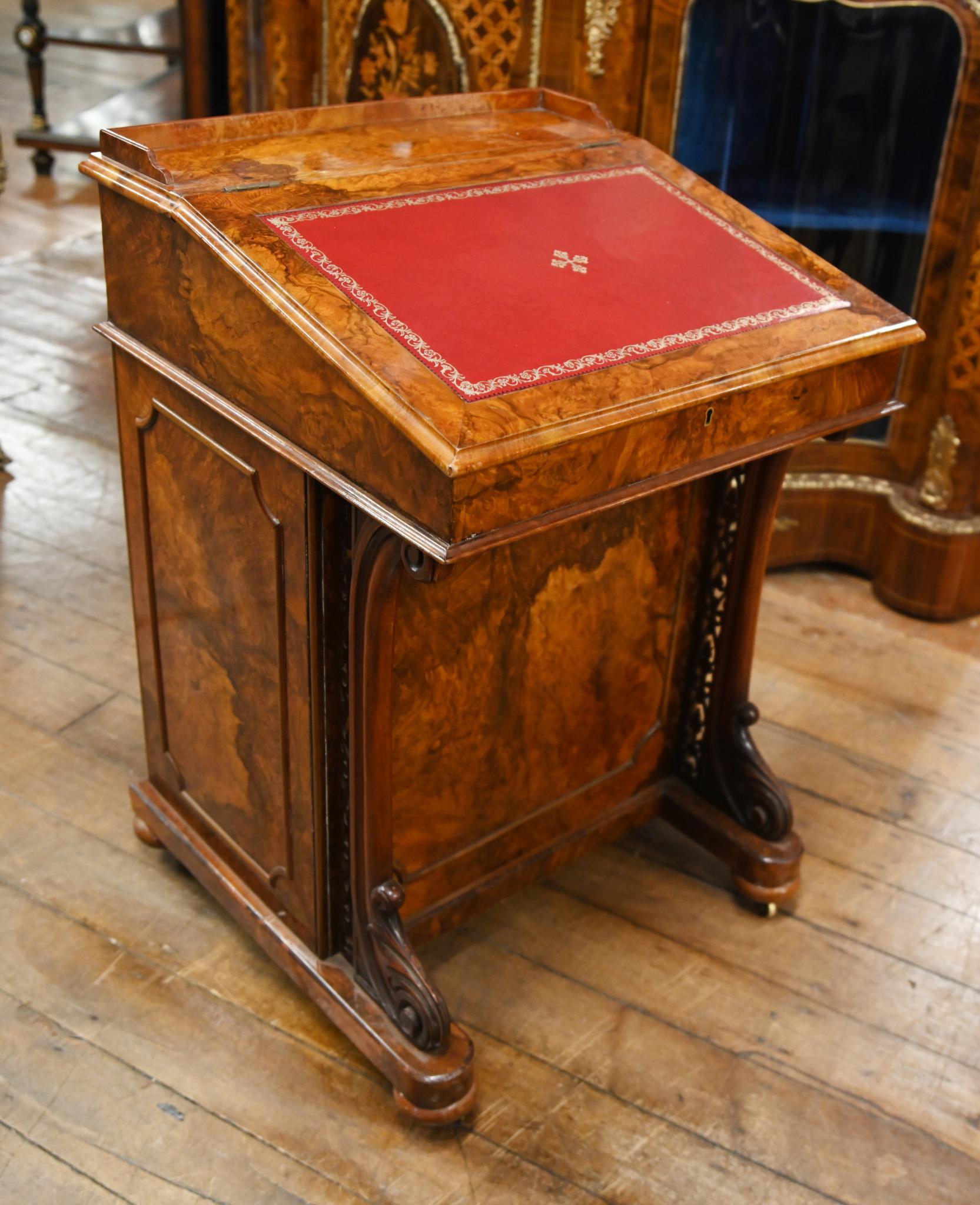 Scrivania Davenport vittoriana in radica di noce 1840 in vendita 1