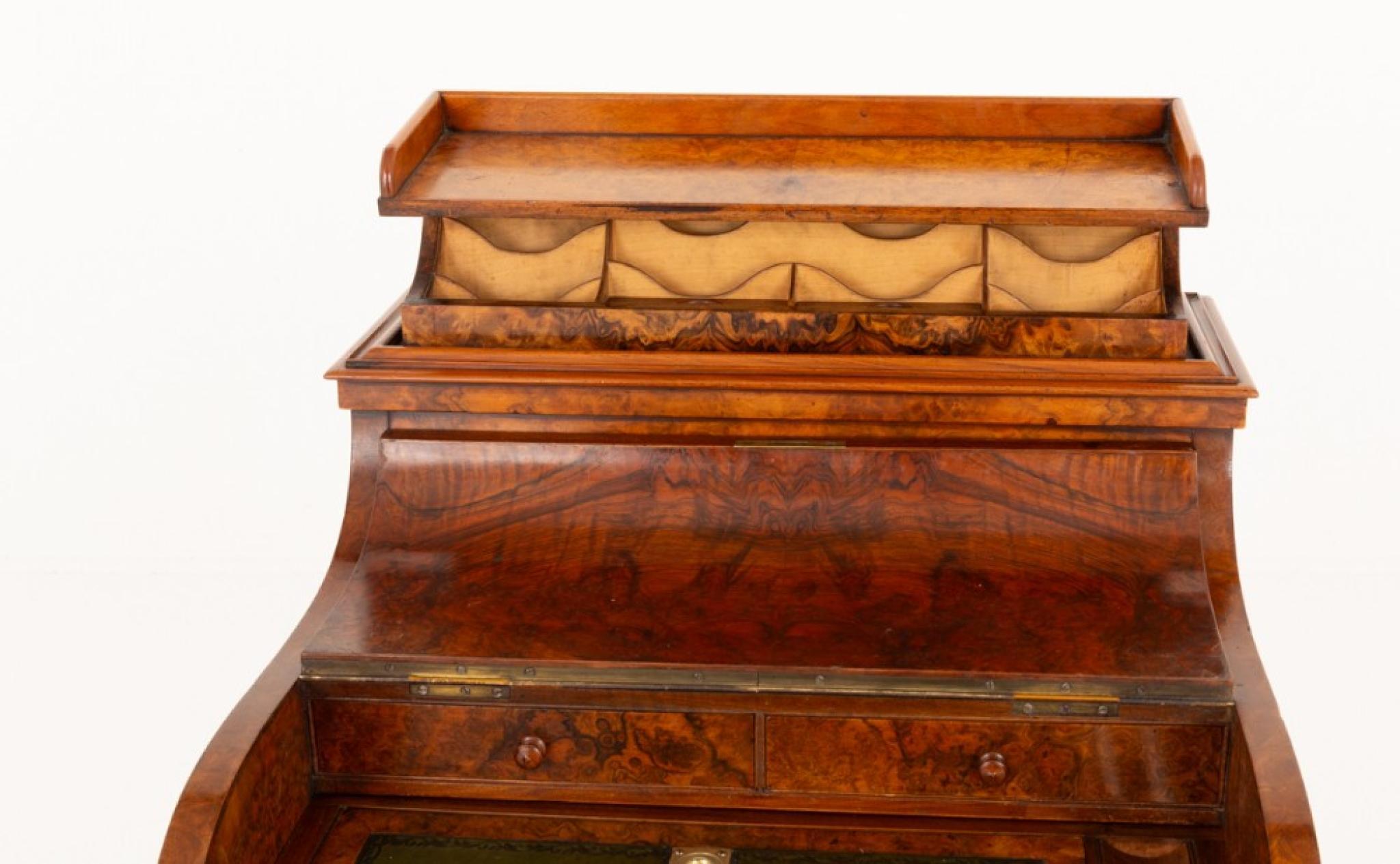 Scrivania Davenport in radica di noce vittoriana a scomparsa
Questo Davenport poggia su piedi torniti con supporti intagliati e sagomati.
Circa 1860
Il lato destro presenta 4 cassetti rivestiti in mogano con finti cassetti sul retro.
Il coperchio a