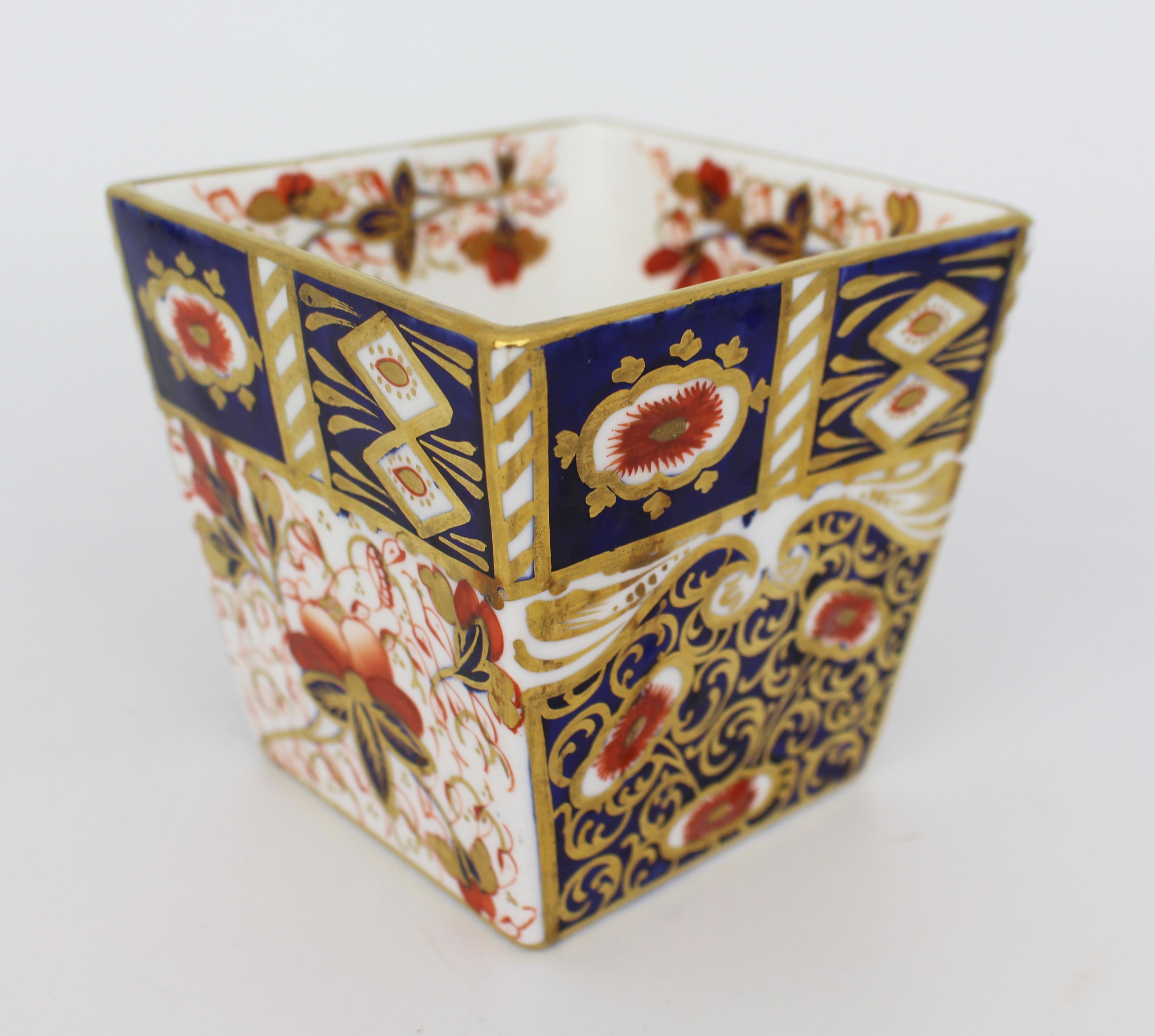 British Victorian Davenport Imari Porcelain Tapered Vase, England, circa 1880 For Sale