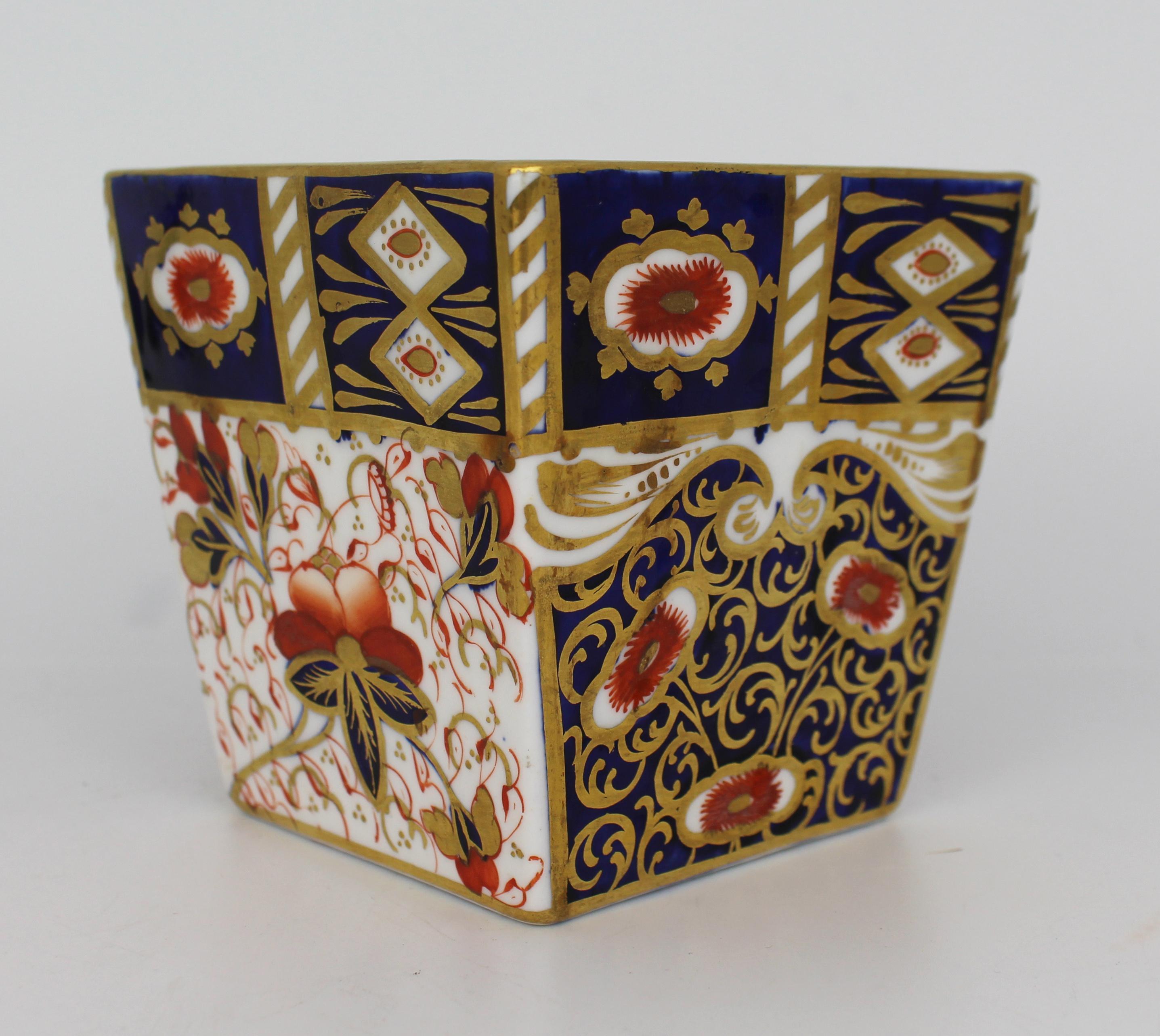 Victorian Davenport Imari Porcelain Tapered Vase, England, circa 1880 In Good Condition For Sale In Worcester, GB