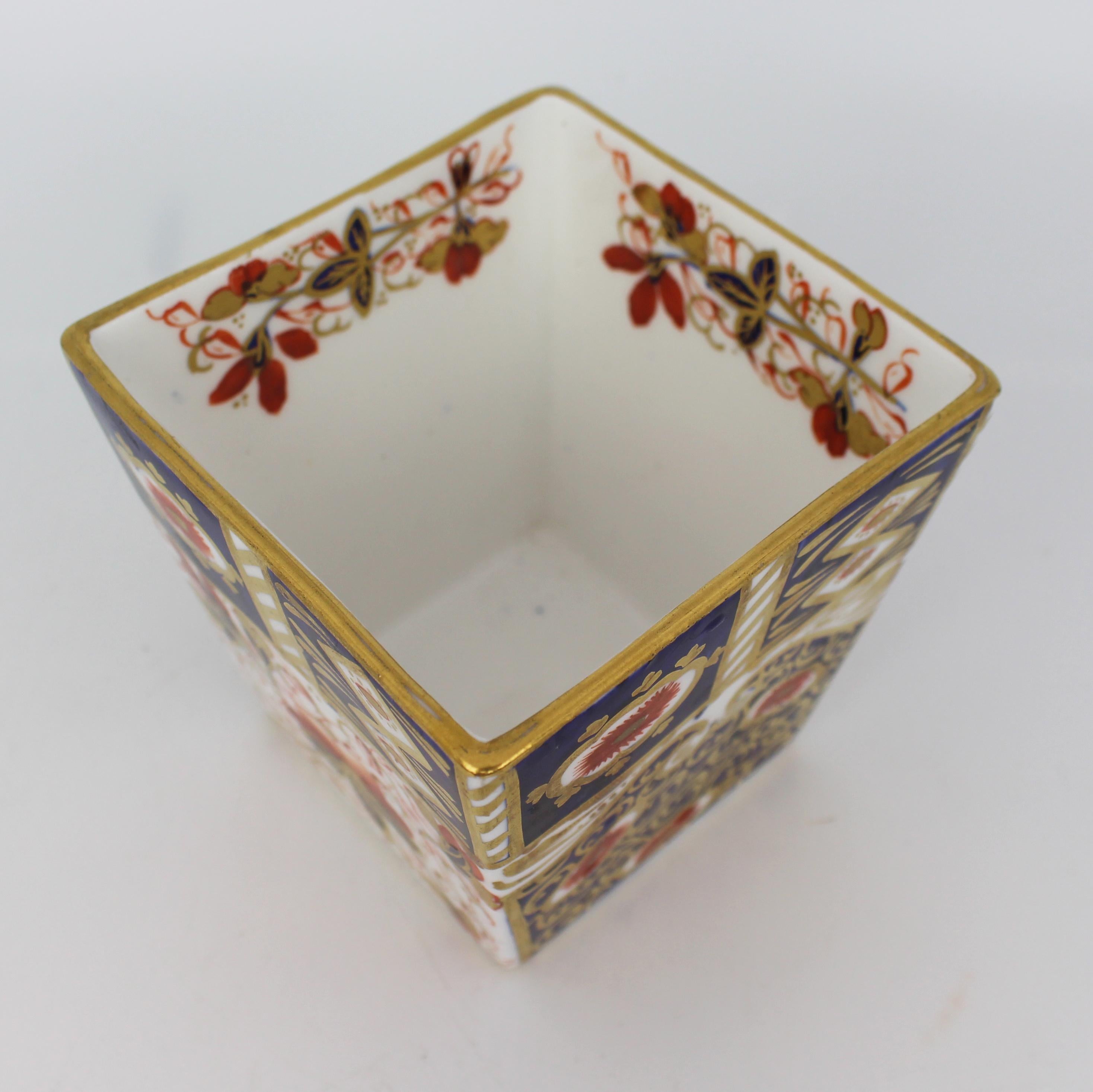 19th Century Victorian Davenport Imari Porcelain Tapered Vase, England, circa 1880 For Sale