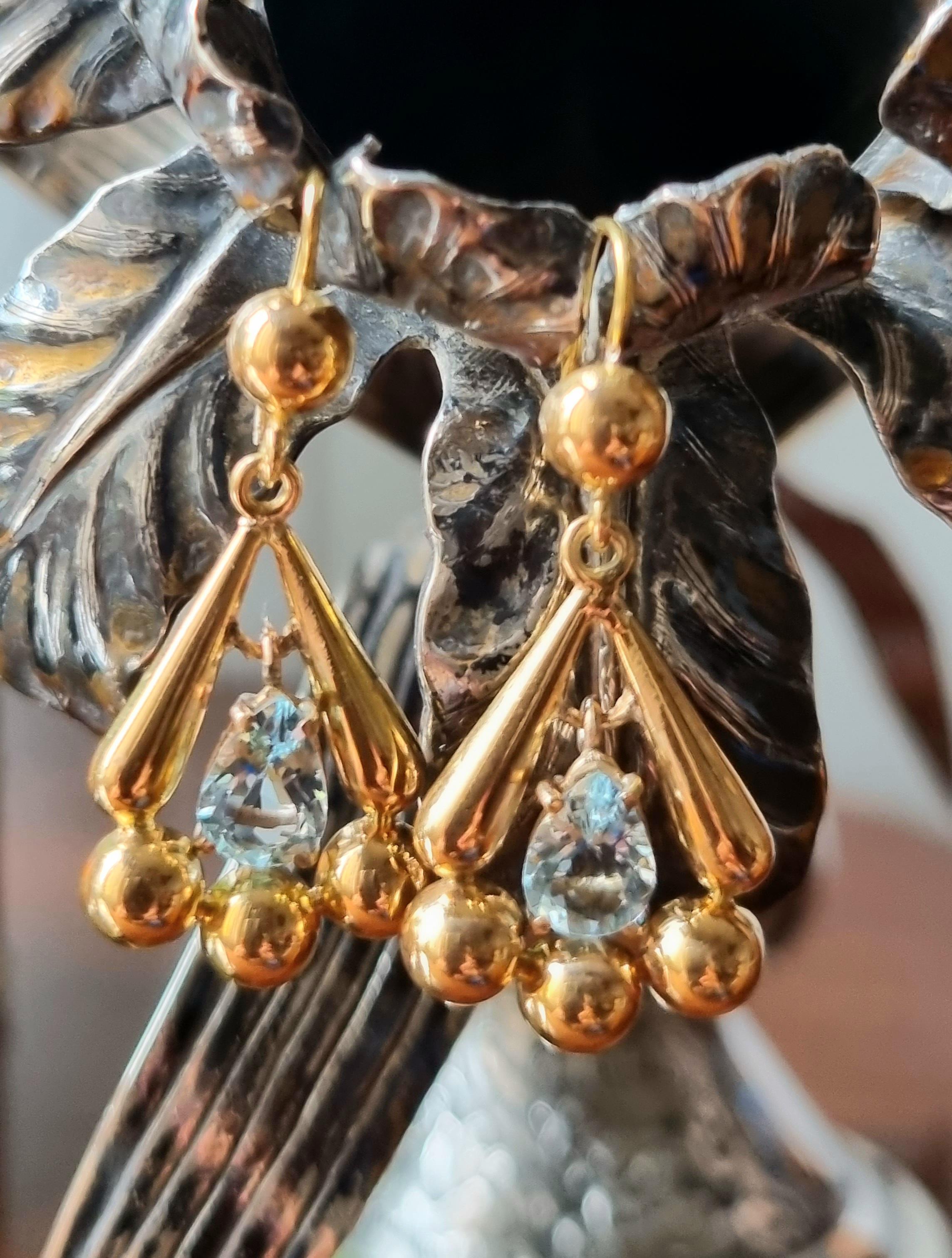 Victorian Aquamarine Dangle Earrings in 18 Karat Yellow Gold 
Mid-Victorian or Grand Period (1861-1885).
Victorian drop earrings, lightly handcrafted in 18K  yellow gold. 
This  Victorian earrings are adorned with aquamarine -centered pear cut  