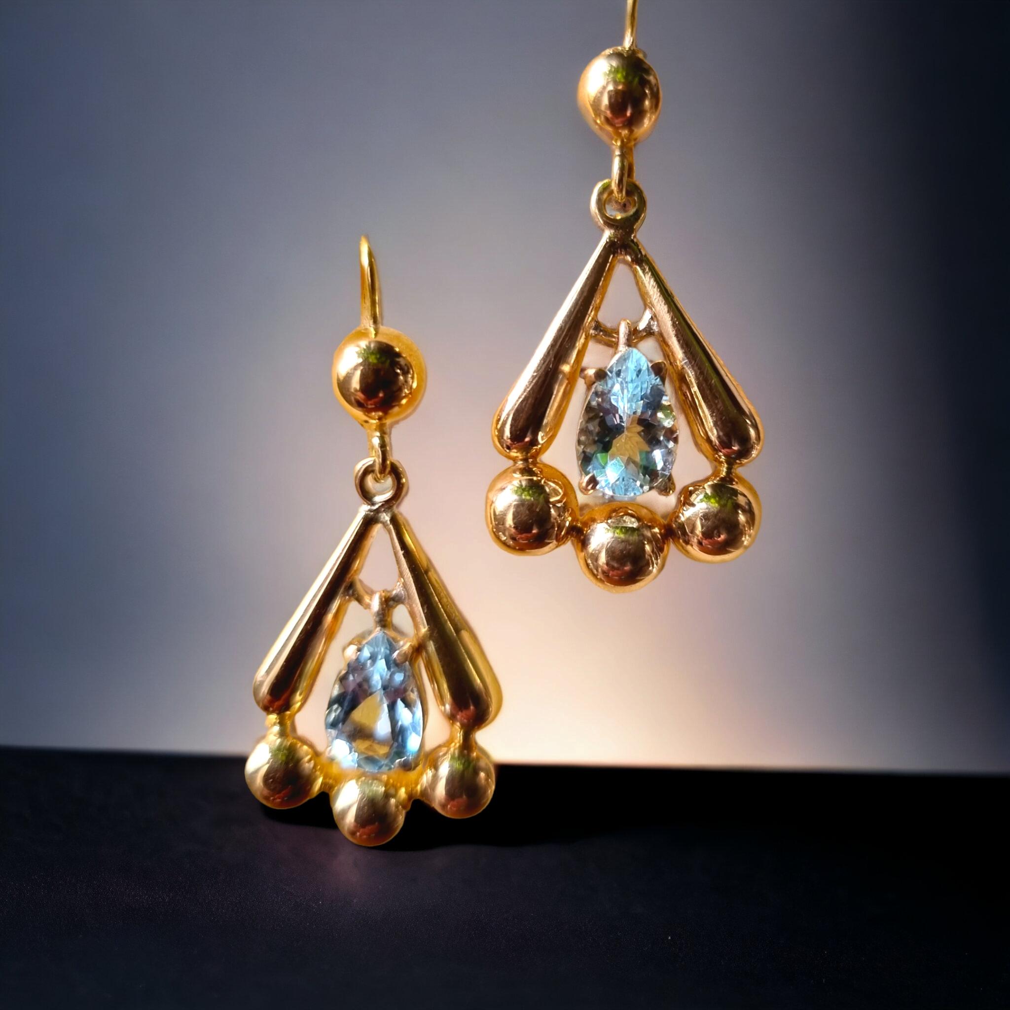 Victorian  Day and Night Aquamarine Dangle Earrings in Yellow Gold In Good Condition For Sale In OVIEDO, AS