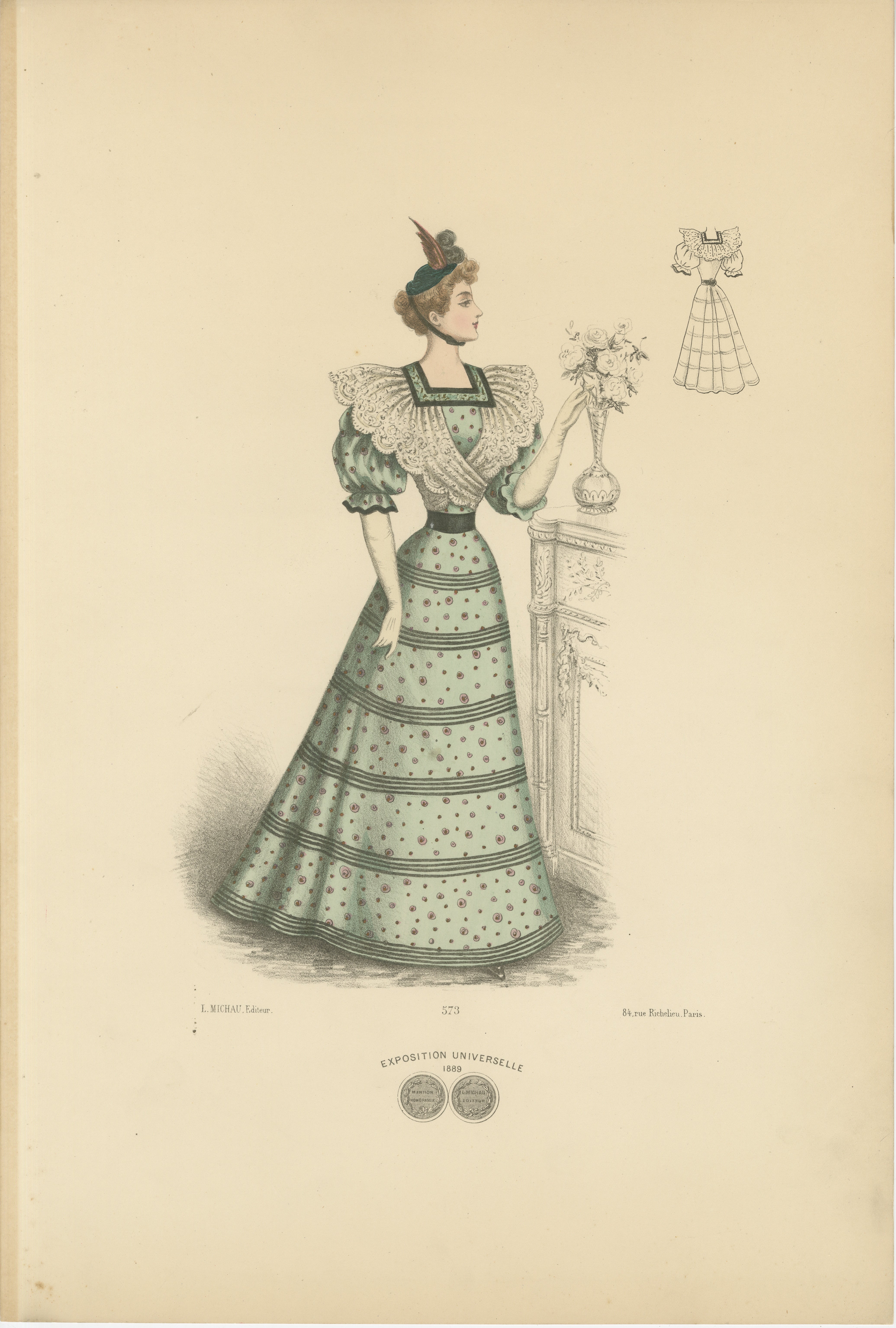 Questa litografia mostra una donna alla moda del 1889, vestita con un abito da giorno elegante e raffinato, tipico della tarda epoca vittoriana. Il vestito è realizzato in un tessuto verde chiaro con un piccolo motivo a pois uniformemente