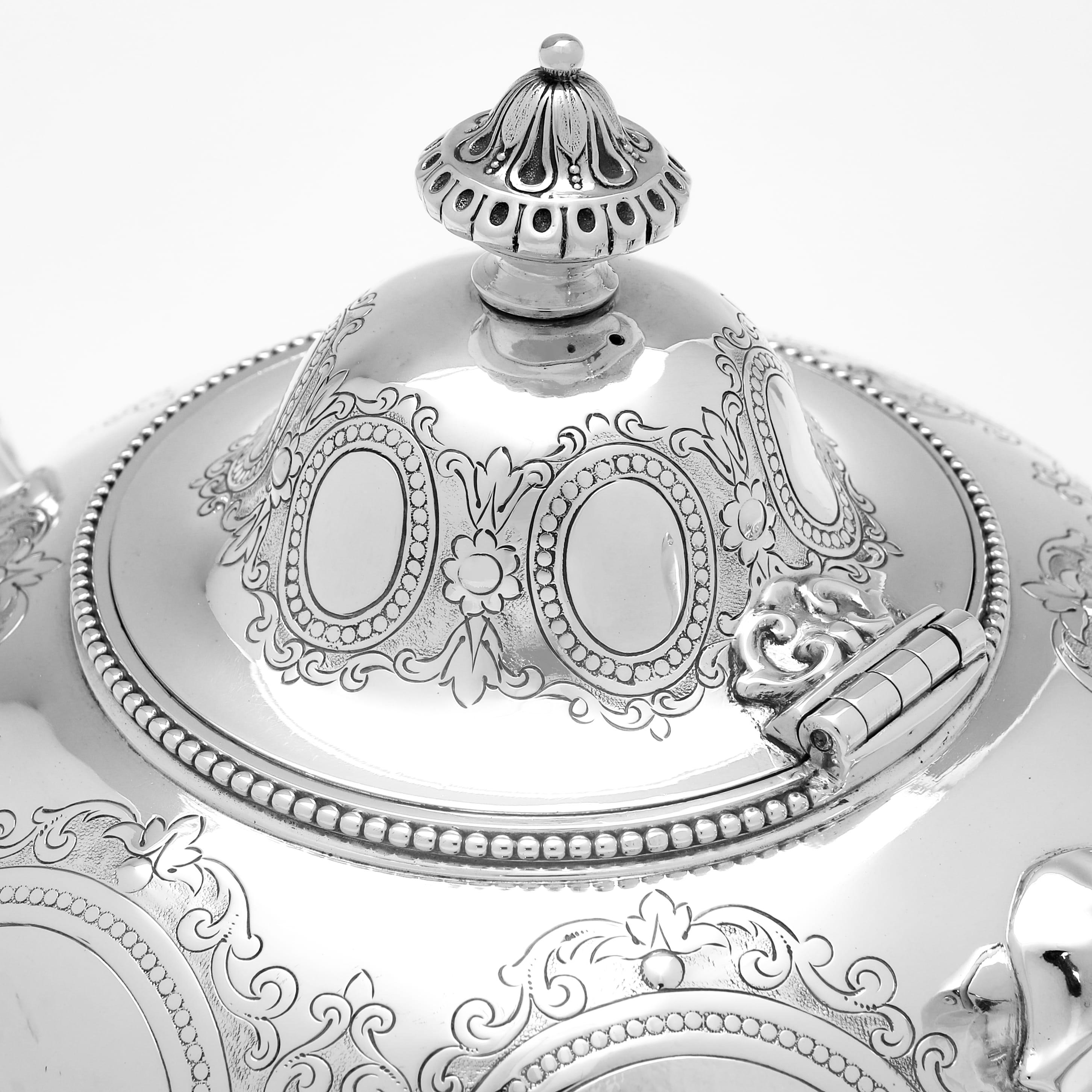 Service à thé et café décoratif victorien de 5 pièces par Barnards, Londres 1862 en vente 3
