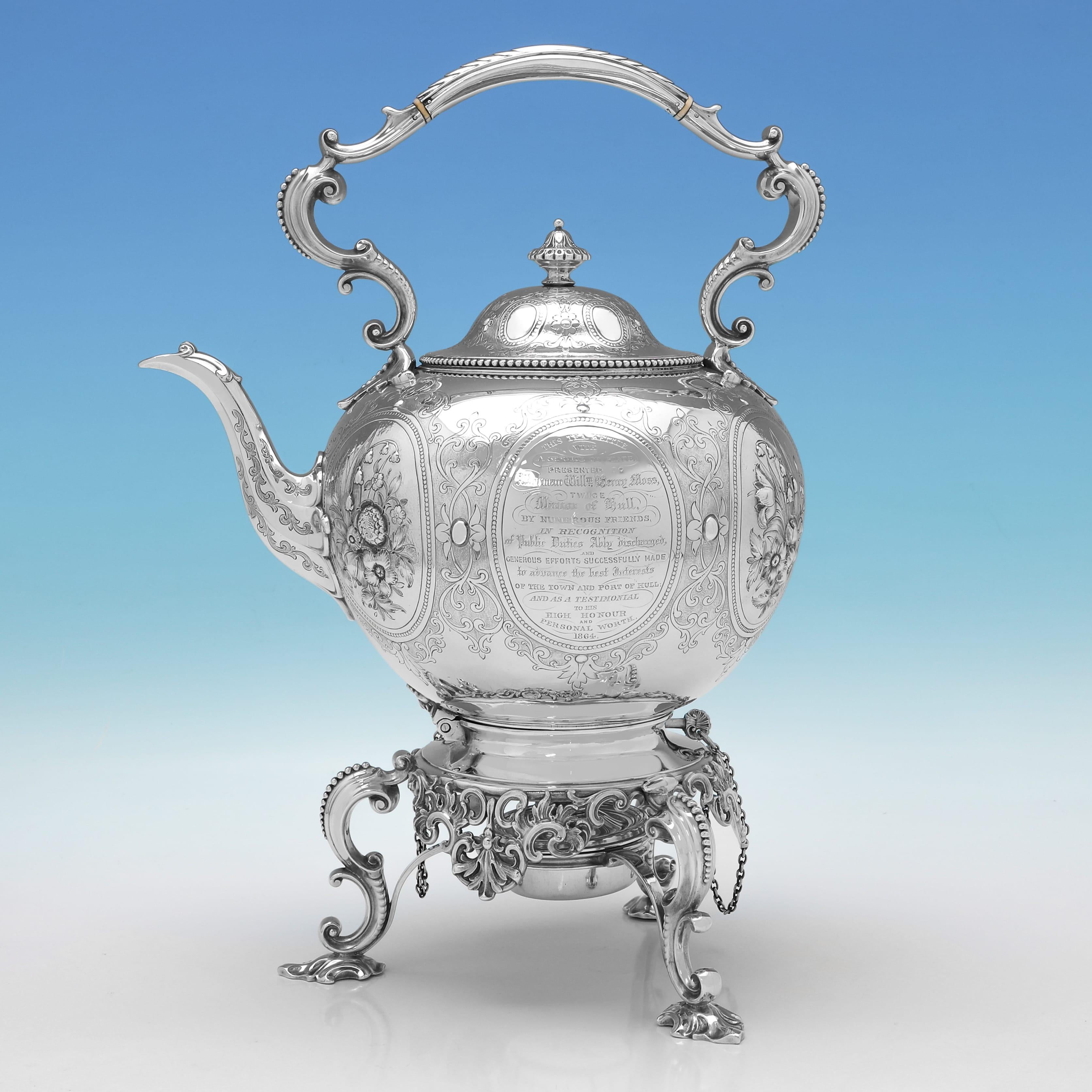 Poinçonné à Londres en 1862, 1863 et 1864 par Edward & John Barnards, ce très joli service à thé victorien en argent sterling ancien présente de magnifiques décorations ciselées et gravées, des poignées en argent et des intérieurs dorés pour le
