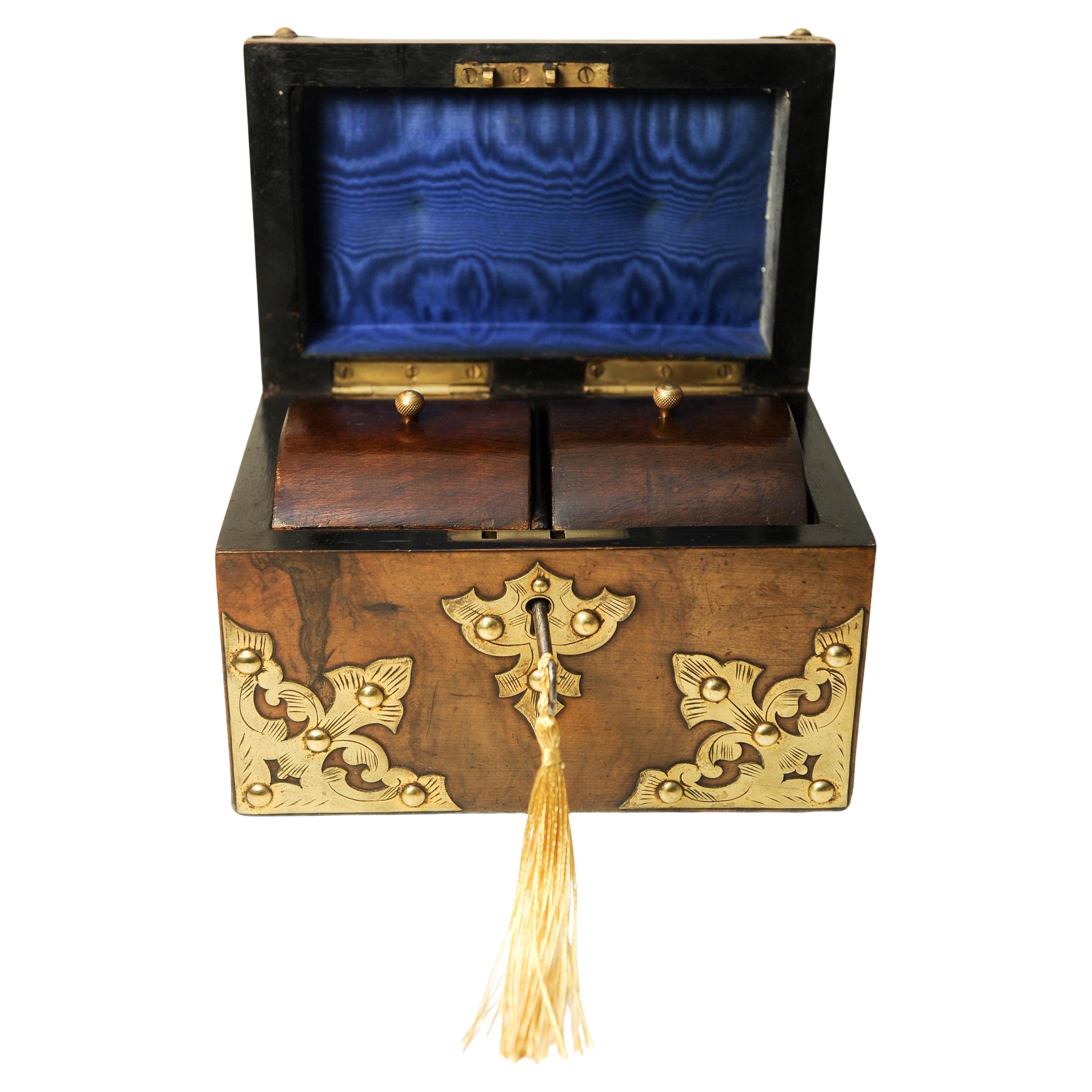 Victorian Decorative Brass Bound Burr Walnut Domed Tea Caddy Chest With Key In Good Condition For Sale In Reading, Berkshire