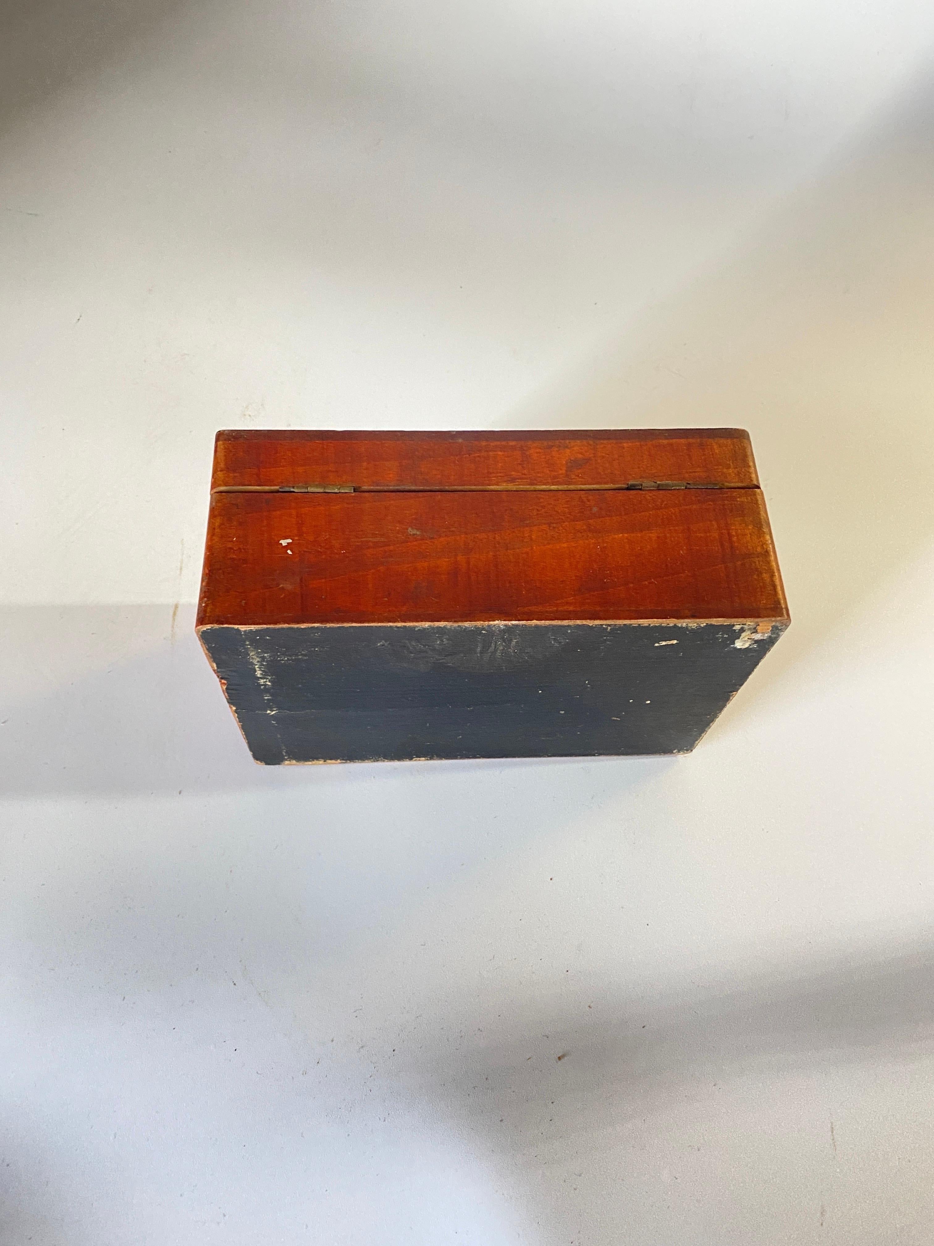 This box is a jewelry box or a decorative box. It was made in the 19th century, in England, Victorian Period. Its lid is made in wood, brown in color.