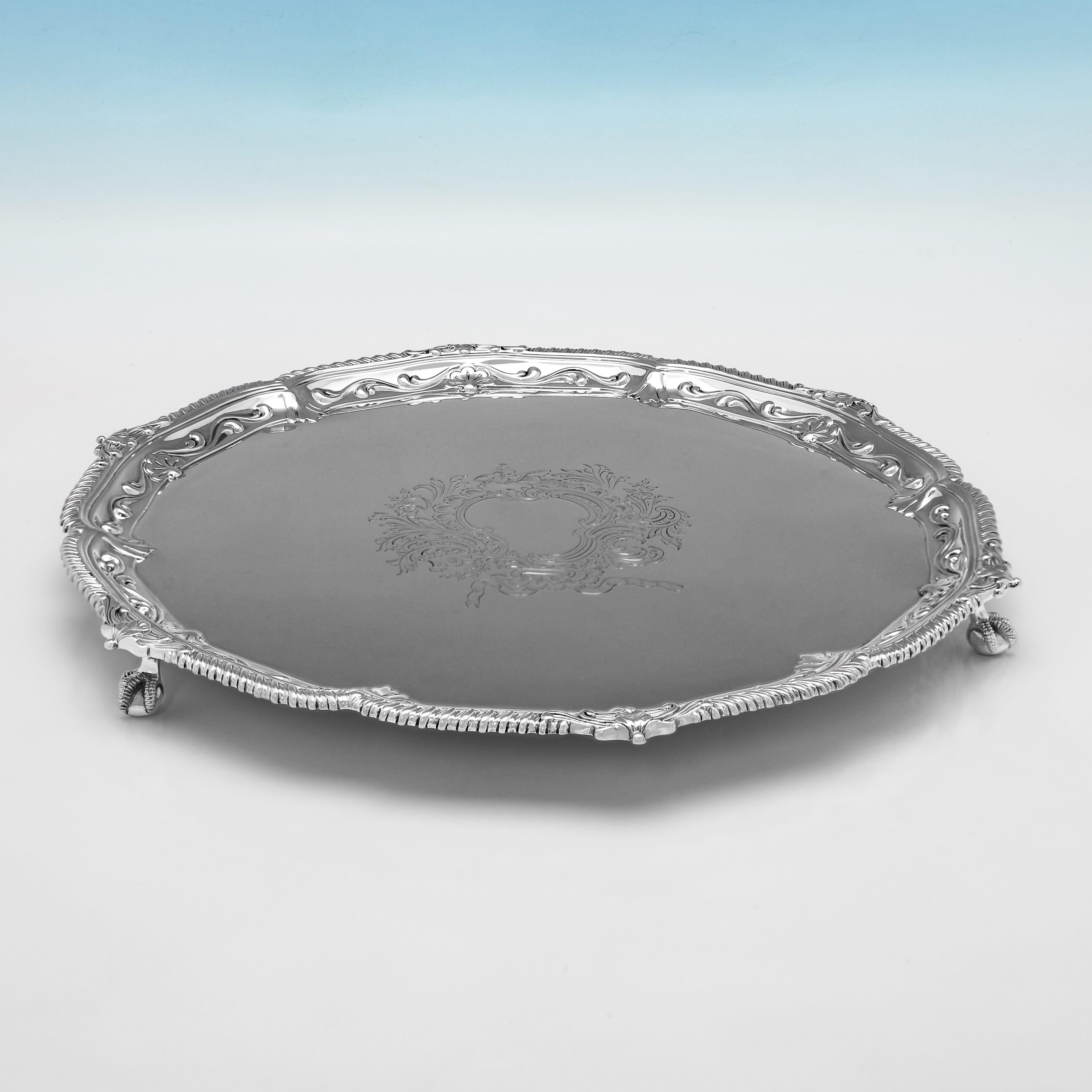 Poinçonné à Londres en 1889 par Gibson & Langman pour Mappin Brothers, cet attrayant saloir victorien en argent sterling ancien repose sur trois pieds en forme de boules et de griffes. Il est orné d'une bordure en forme de coquille et de godrons,