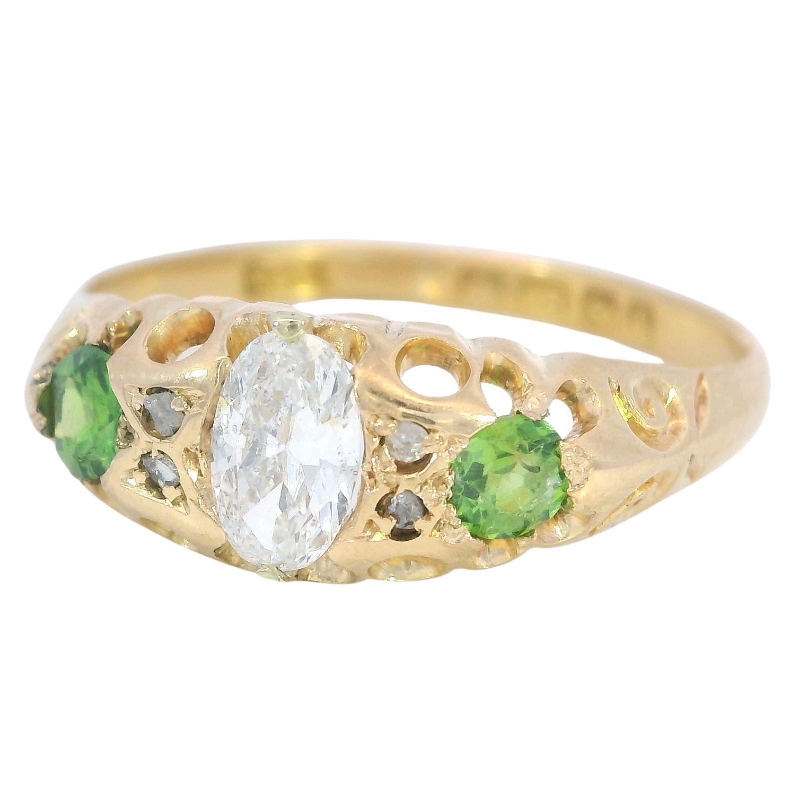 Viktorianischer Demantoid und Diamant Ring 18k Gold Größe 7.75 ~0.7ctw

Dieser viktorianische Ring ist aus 18 Karat Gelbgold gefertigt und trägt einen Demantoid im Rundschliff mit einem Gewicht von 0,4 Karat. Sein leuchtend grüner Farbton spiegelt