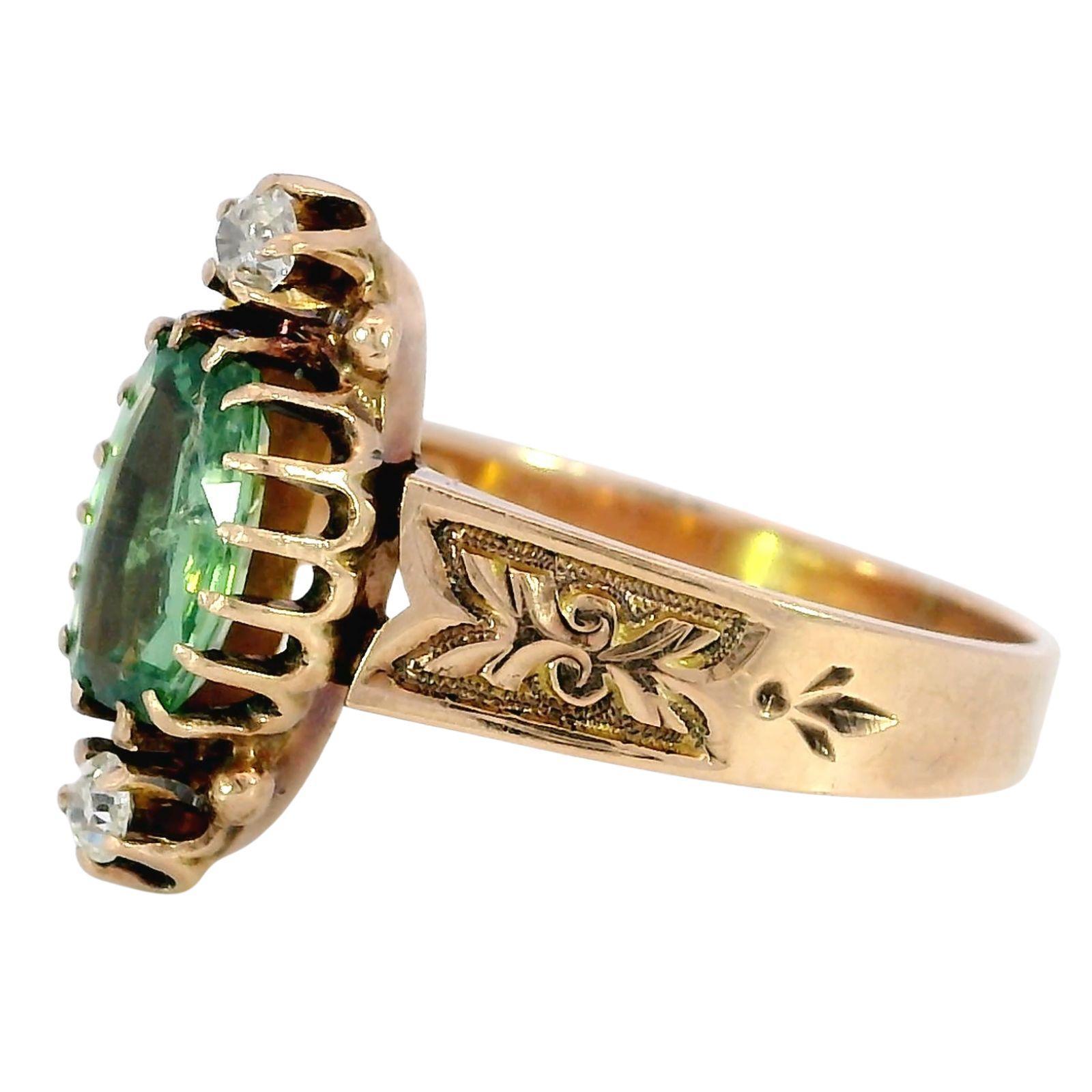 Bague victorienne à trois pierres en or rose 14K avec diamant démantoïde ~1.31ctw

Cette bague ancienne est centrée sur un péridot de taille coussin pesant 1,19 carat, dont la teinte verte luxuriante est pleine de caractère et de profondeur. Autour