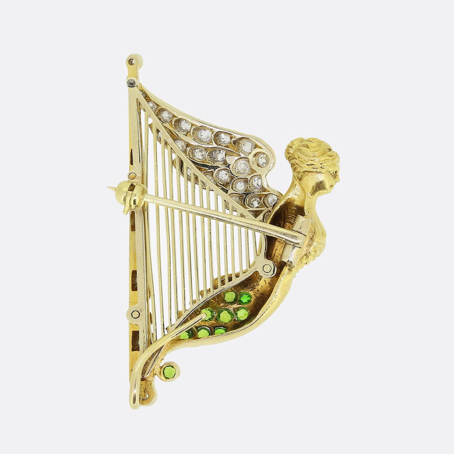 Hier haben wir eine wunderbare, einzigartige Brosche aus der viktorianischen Zeit. Dieses antike Stück wurde aus 15 Karat Gelbgold in Form einer Harfe gefertigt. Ein weiblicher Engel stellt den Resonanzkörper dieses romantischen Musikinstruments