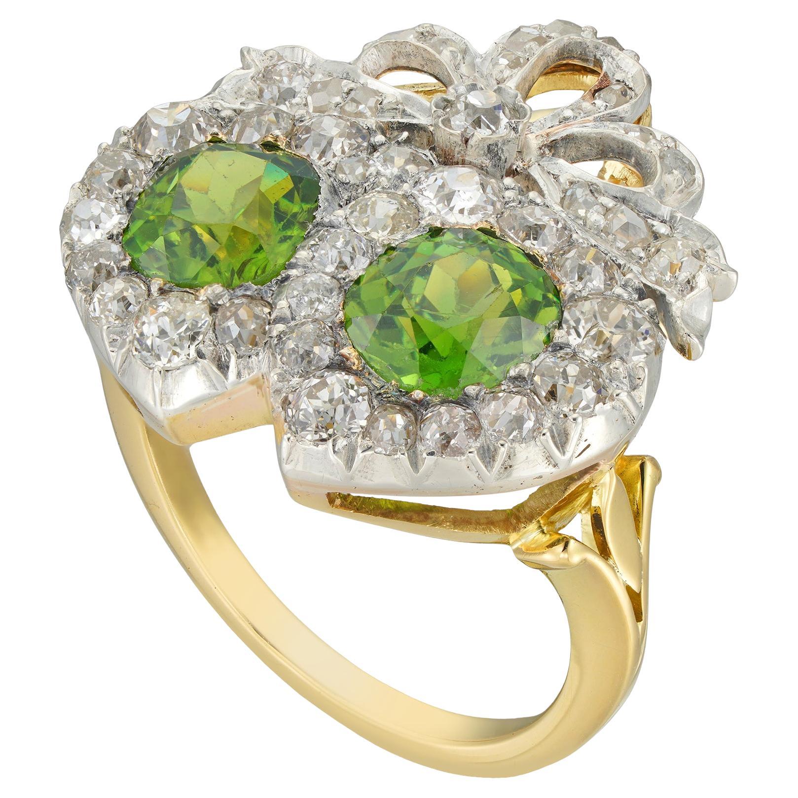 Anillo Victoriano de Granate Demantoide y Doble Corazón de Diamantes