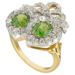 Anillo Victoriano de Granate Demantoide y Doble Corazón de Diamantes