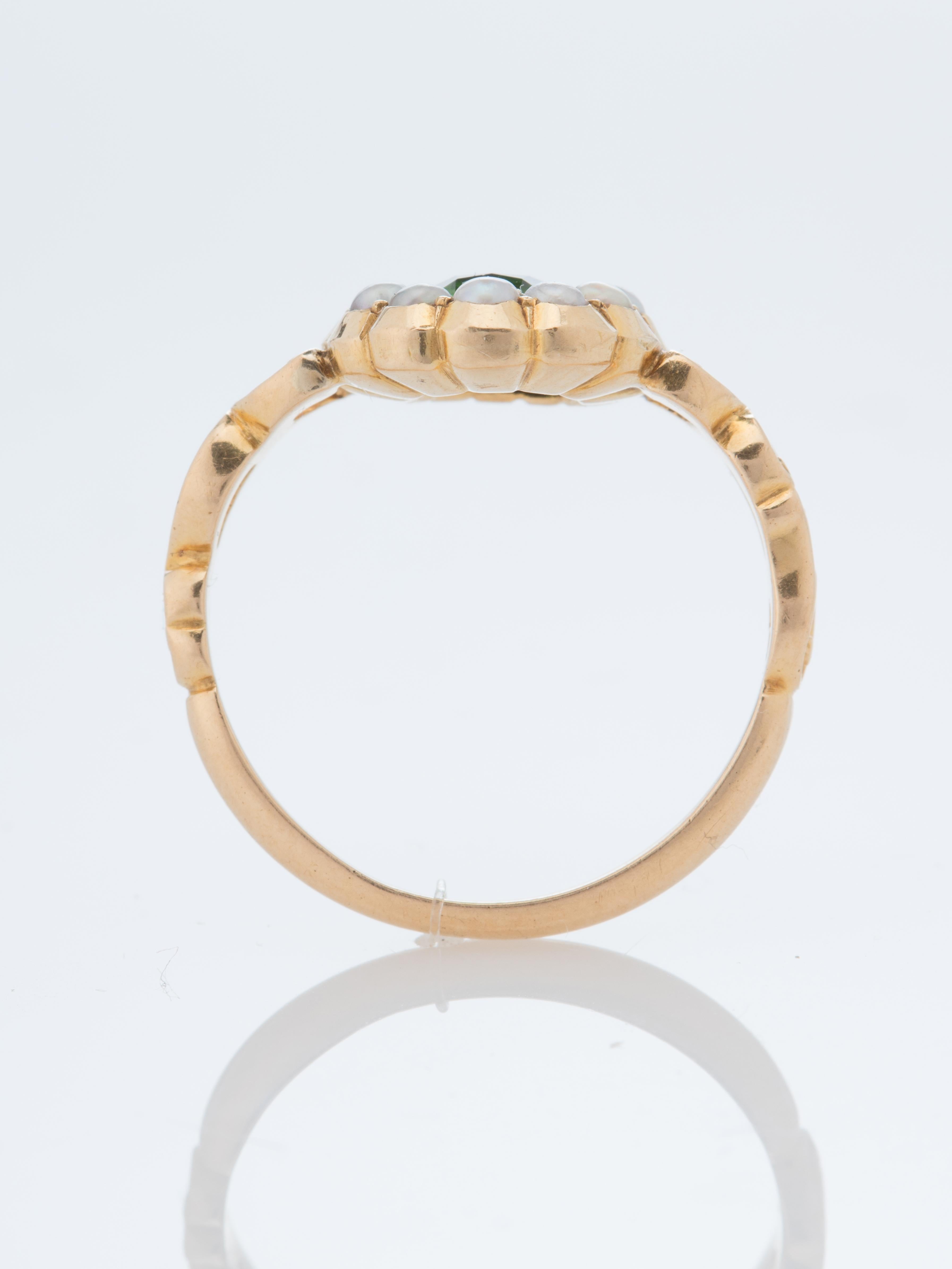 Viktorianischer Cluster-Ring aus Demantoid, Granat und Naturperlen im Angebot 3