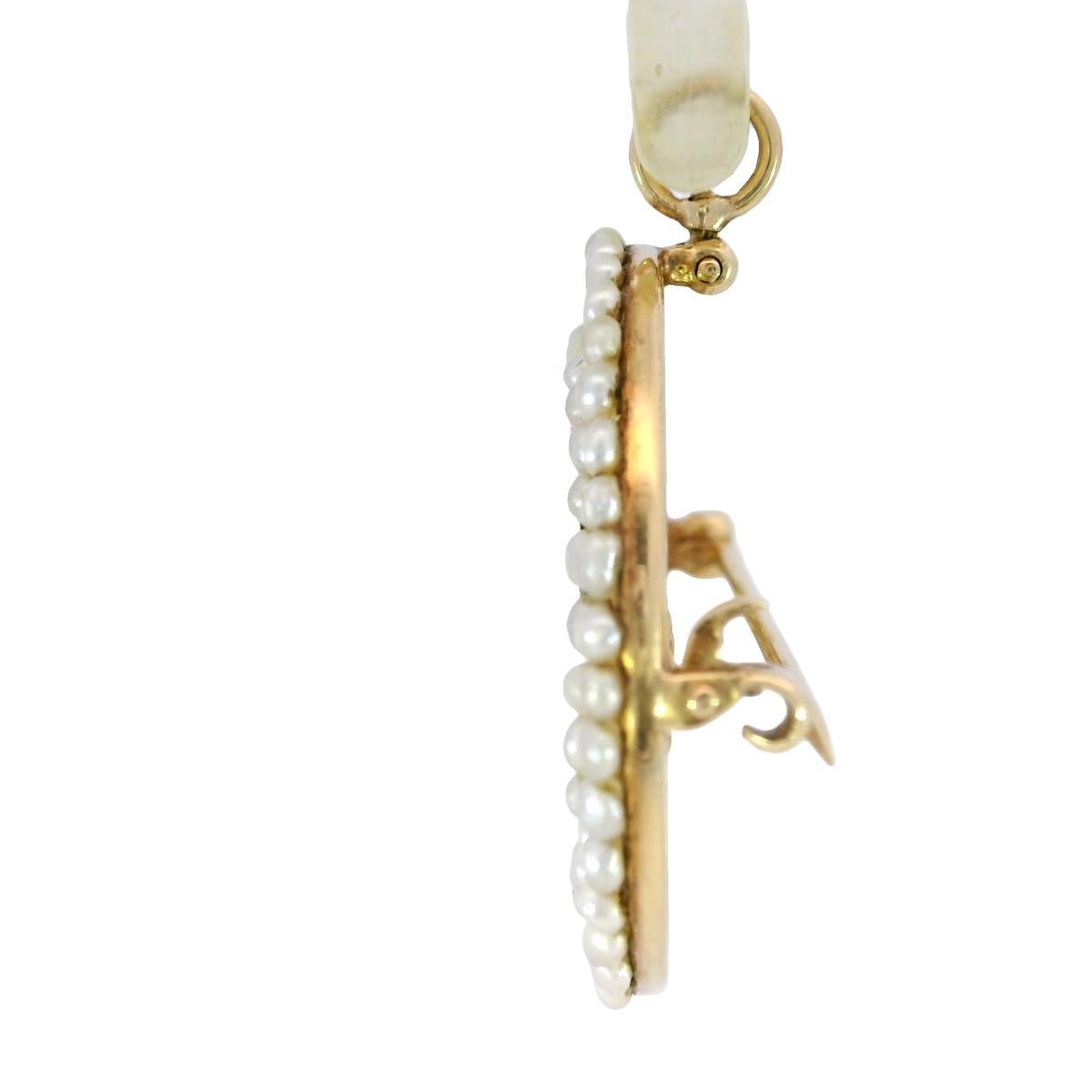 Colgante broche victoriano de oro de 14 quilates con demantoide y perla

Este broche-pendiente antiguo capta la elegancia de la época victoriana a través de su cuidada composición y sus materiales atemporales. En su centro, un entramado de granates