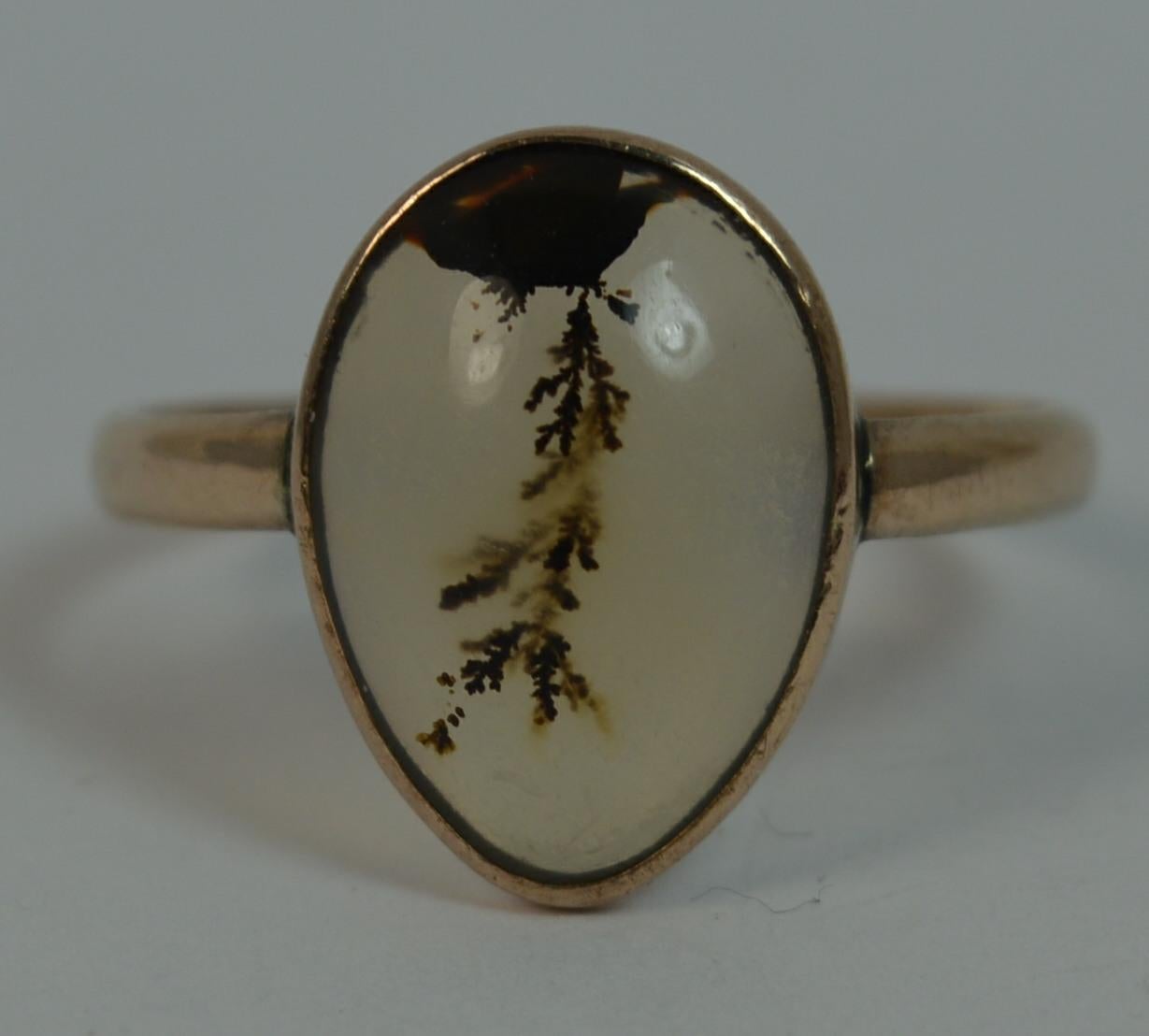 
An antique 9 carat rose gold and single dendritic agate ring.

10mm x 15mm agate. 2.4 grams.

Size S UK, 9 US

Great overall condition. Clean stone, light wear. Clean shank.
