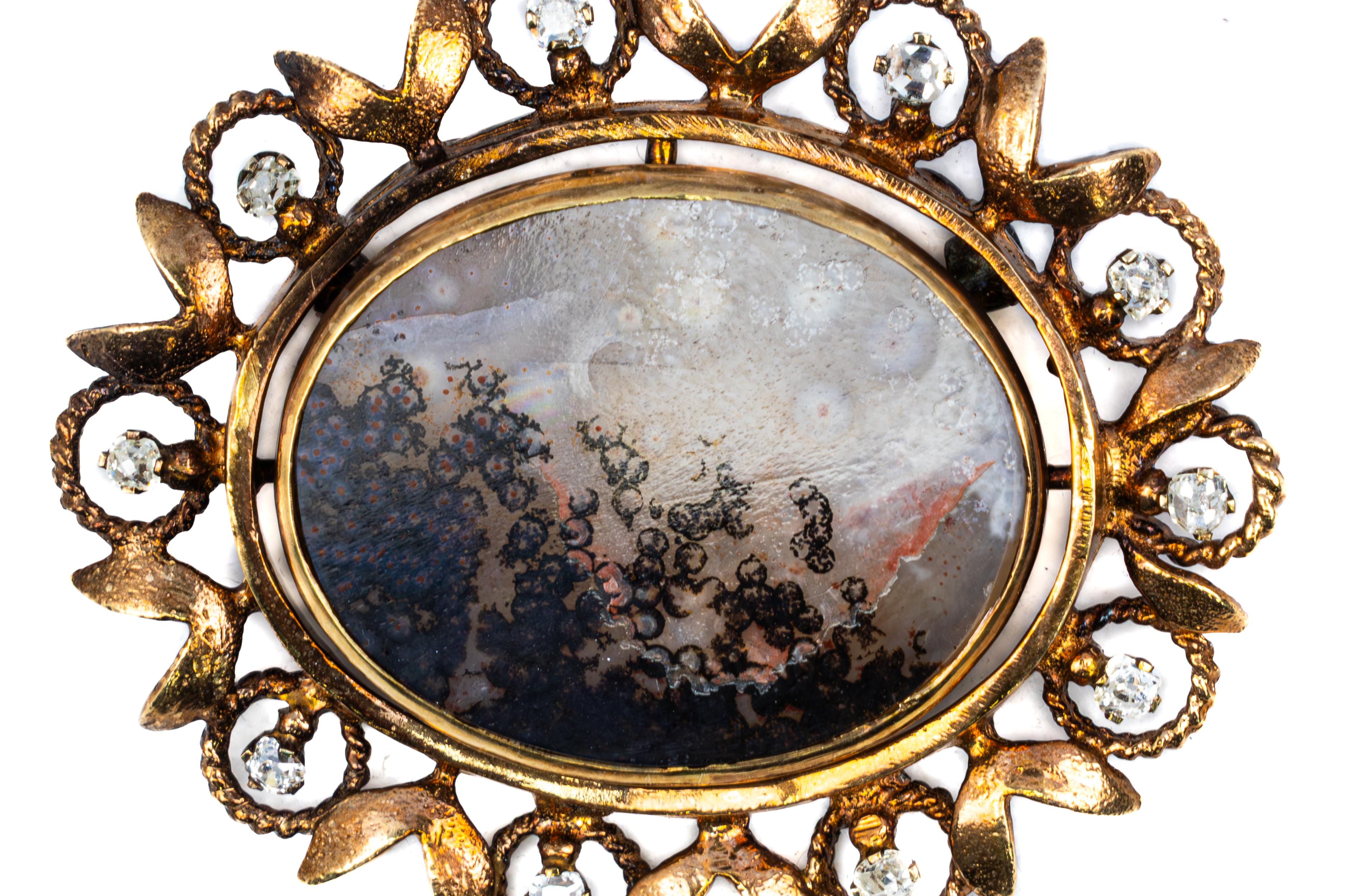 Broche victorienne en agate dendritique et diamant

Description :
Cette broche victorienne présente une fascinante agate dendritique ovale, connue pour ses inclusions naturelles en forme de fougères qui ressemblent à des paysages peints. La pierre