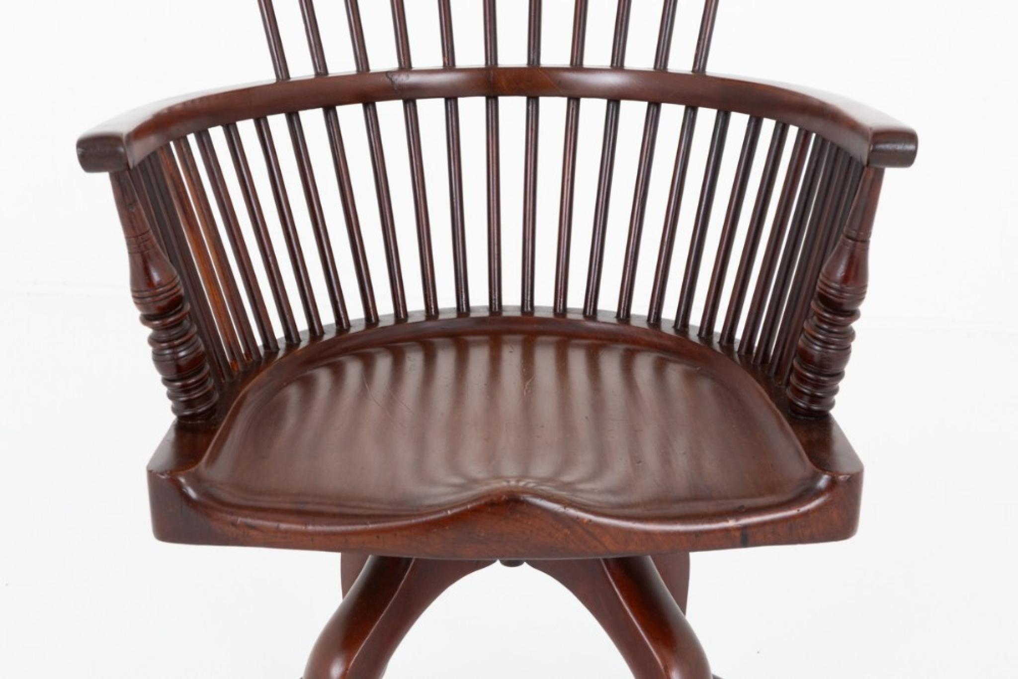 Viktorianischer Mahagoni-Schreibtischstuhl
Dieser eher ungewöhnliche Schreibtischstuhl ist auf geformten Beinen mit Rollen geschmiedet.
CIRCA 1880
Wir liefern in jeden Winkel der Erde - auch in die USA - bitte kontaktieren Sie uns für ein