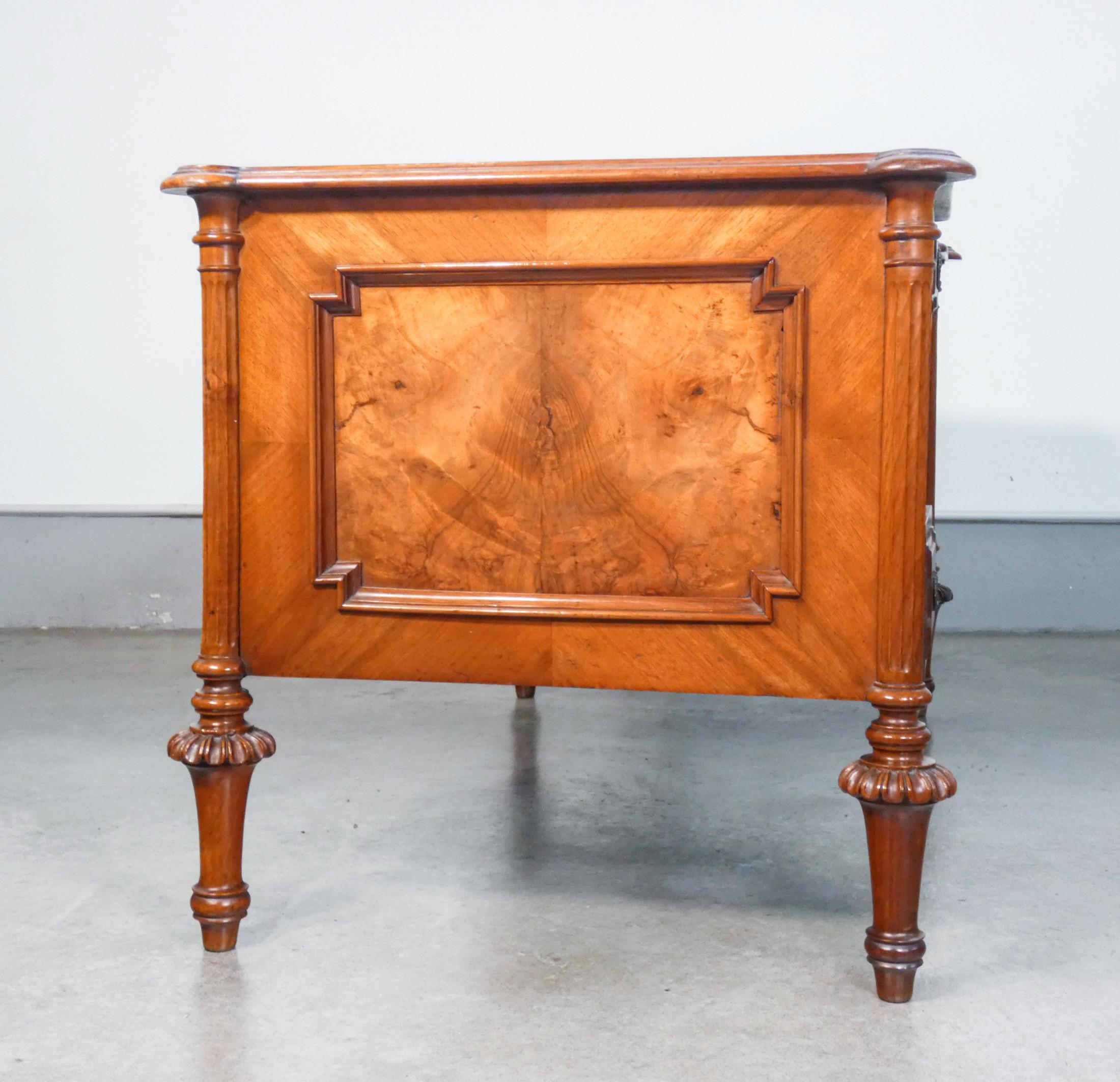 Victorian Desk, in Veneered Walnut and Briar, England, Early 19th C 3