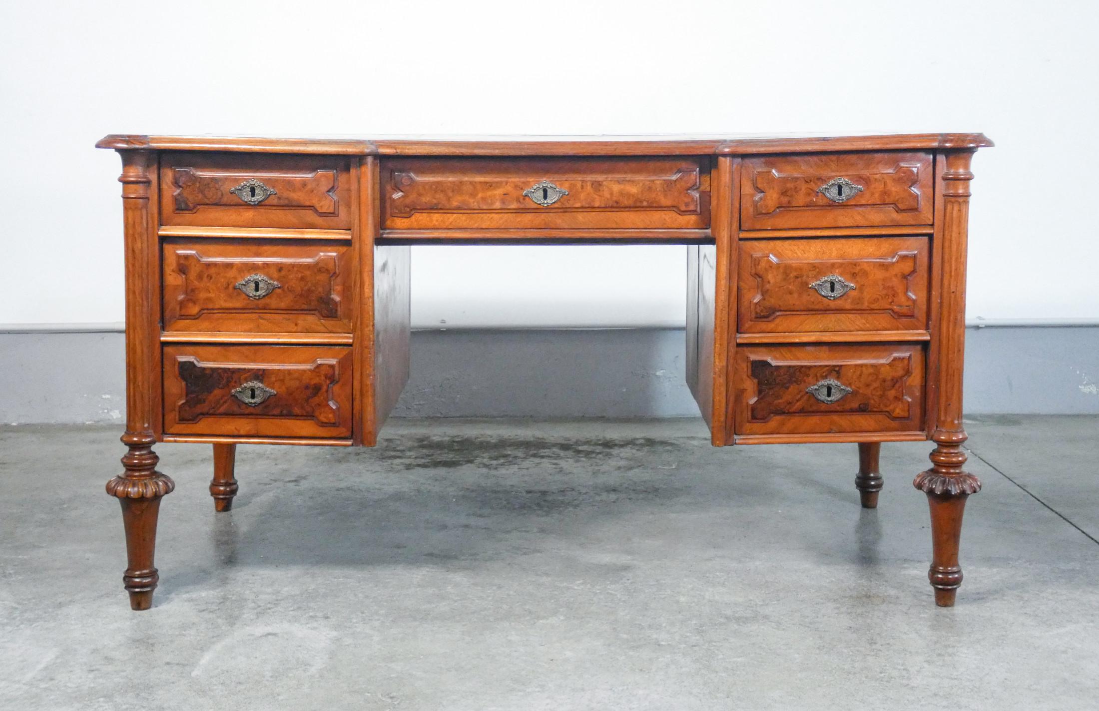 Inglese Victorian Desk, in Veneered Walnut and Briar, England, Early 19th C