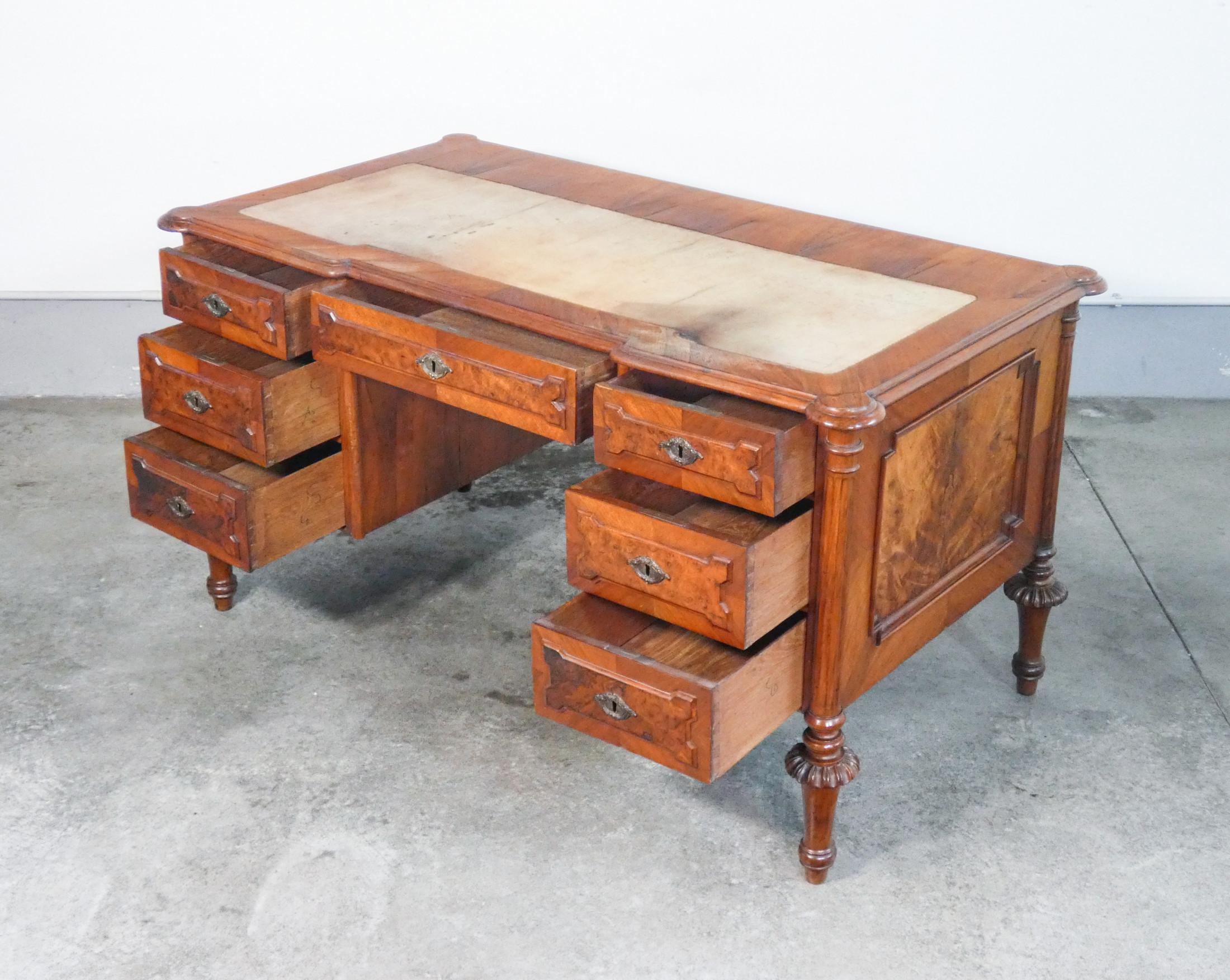 XIX secolo Victorian Desk, in Veneered Walnut and Briar, England, Early 19th C