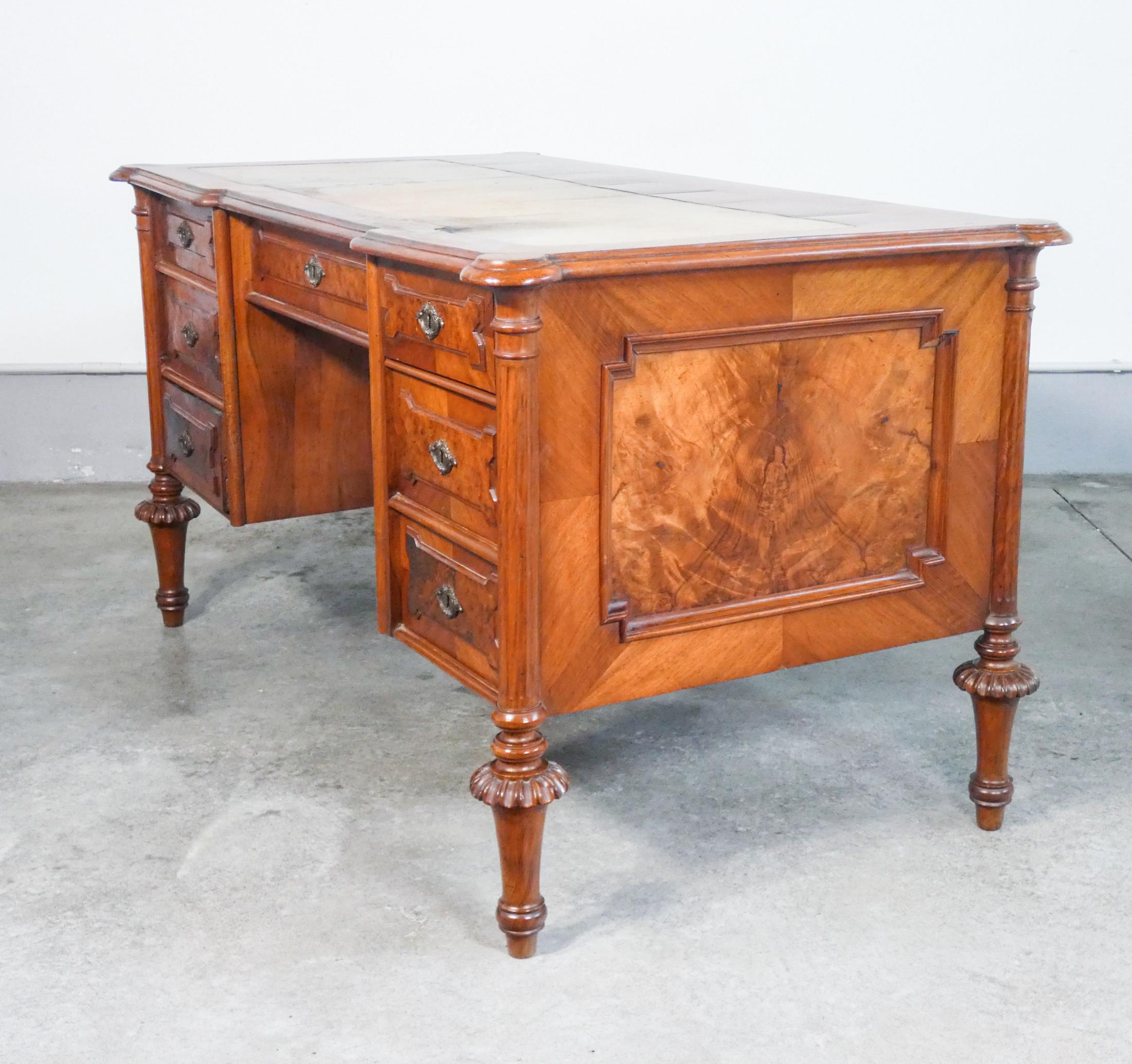 Legno Victorian Desk, in Veneered Walnut and Briar, England, Early 19th C