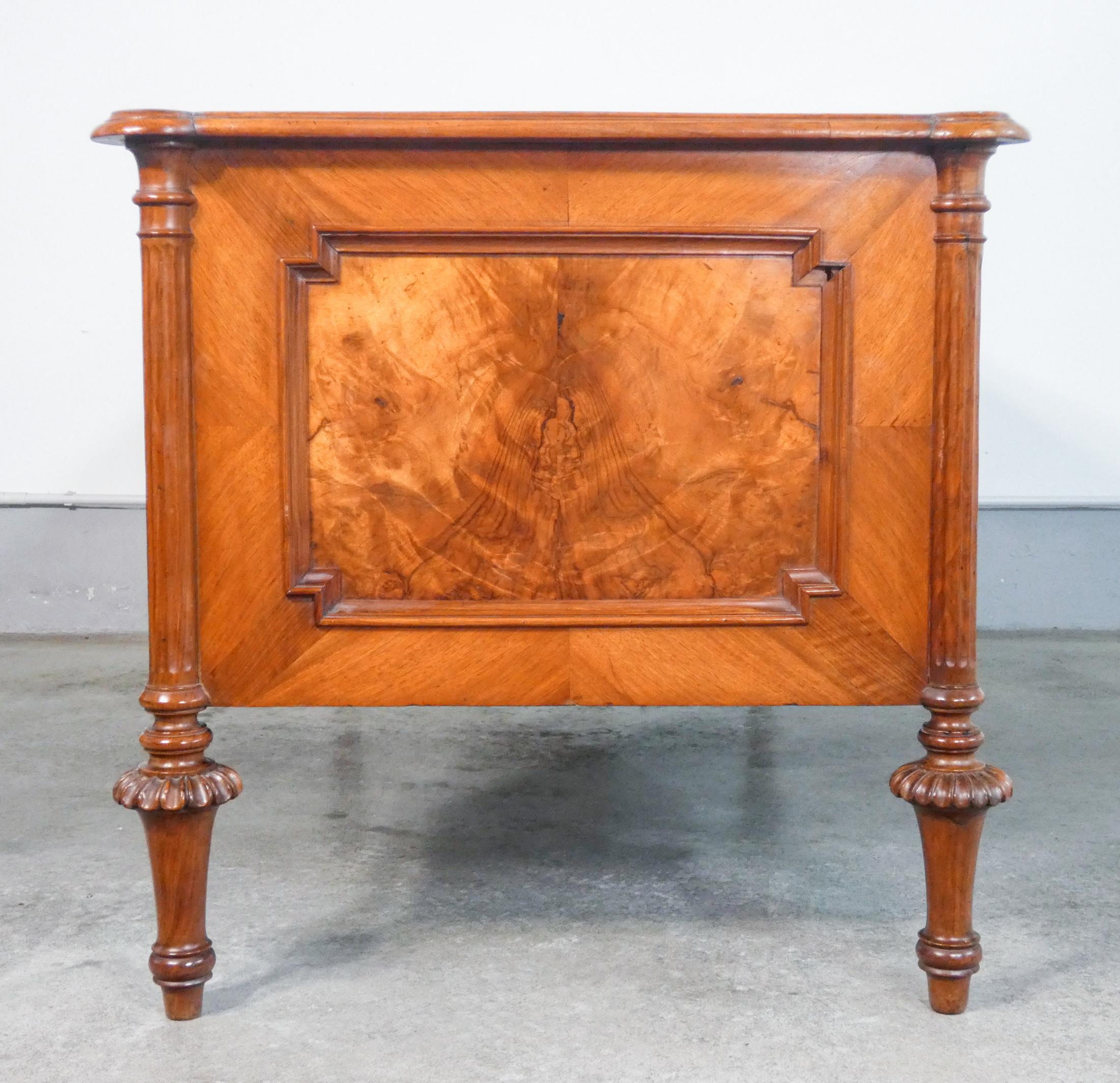 Victorian Desk, in Veneered Walnut and Briar, England, Early 19th C 1
