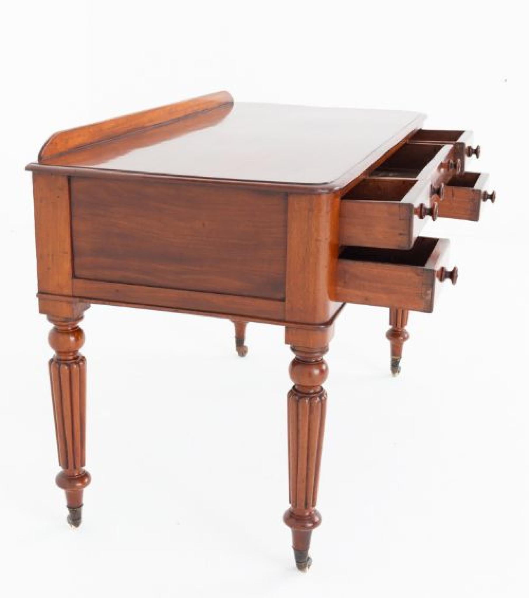 Table à écrire victorienne en acajou à 5 tiroirs
Cette table à écrire comporte 5 tiroirs en acajou avec boutons tournés.
Circa 1860
La table à écrire repose sur des pieds tournés et cannelés avec des roulettes d'origine.
Le dessus de la table