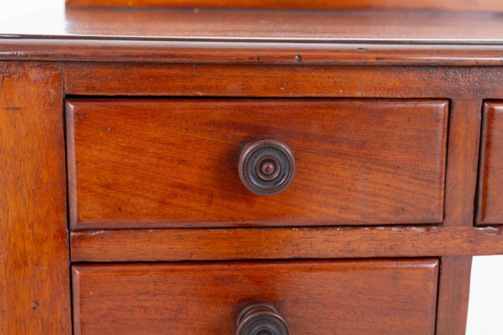 Milieu du XVIIe siècle Bureau Victorien Table à écrire en acajou 1860 en vente