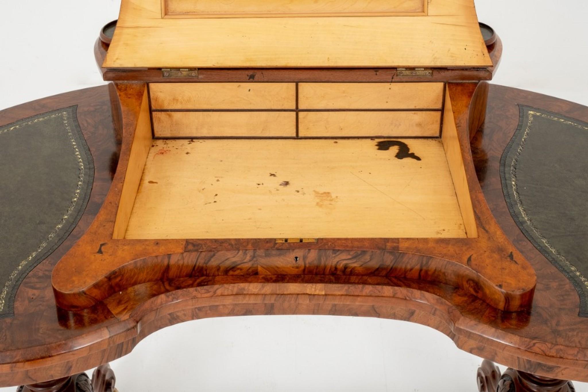 Viktorianischer Schreibtisch - Schreibtisch in Nussbaumform CIRCA 1860 im Zustand „Gut“ im Angebot in Potters Bar, GB