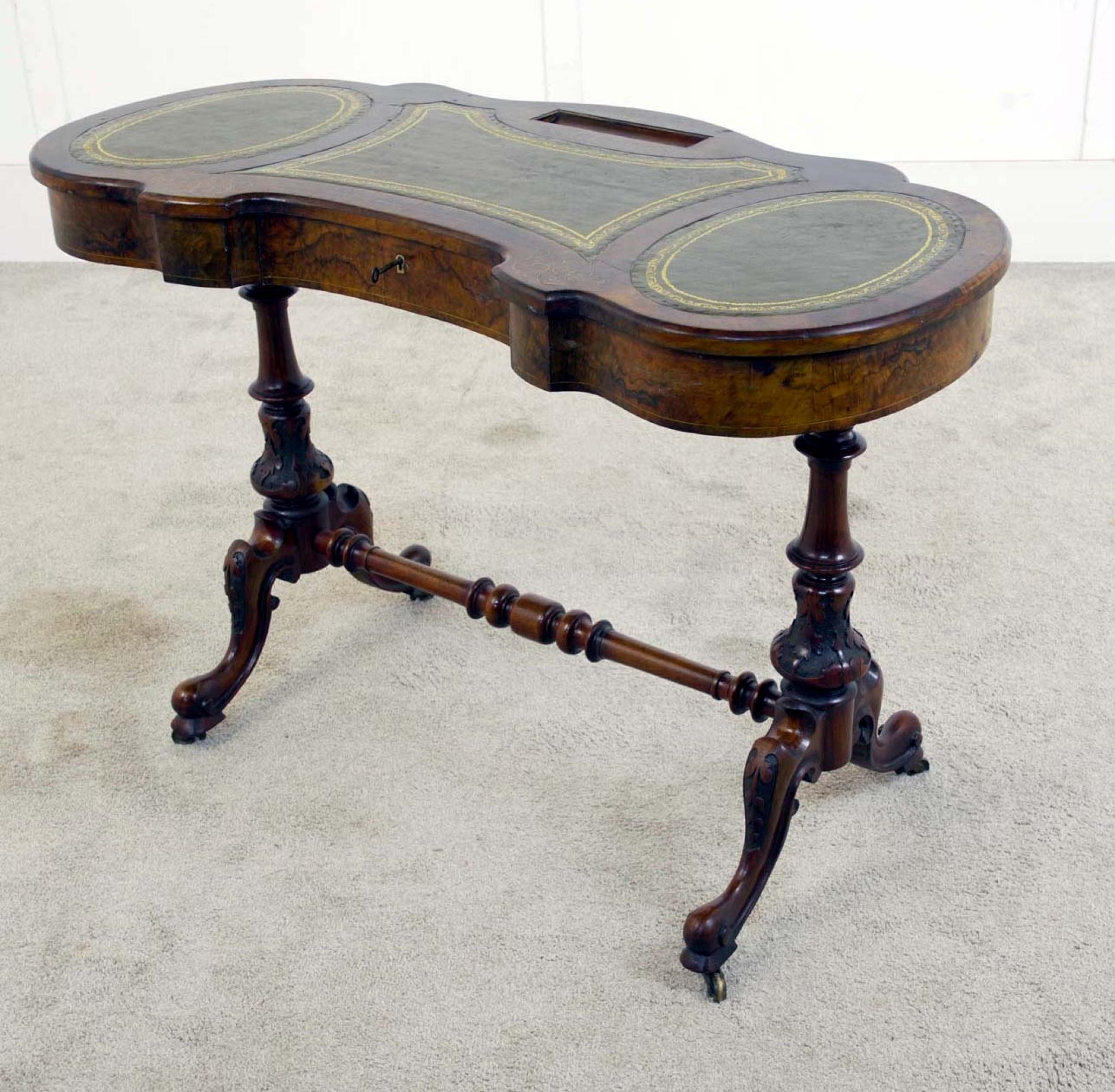 Viktorianischer Schreibtisch Nussbaum Schreibtisch Satinholz Intarsie 1880 im Zustand „Gut“ im Angebot in Potters Bar, GB