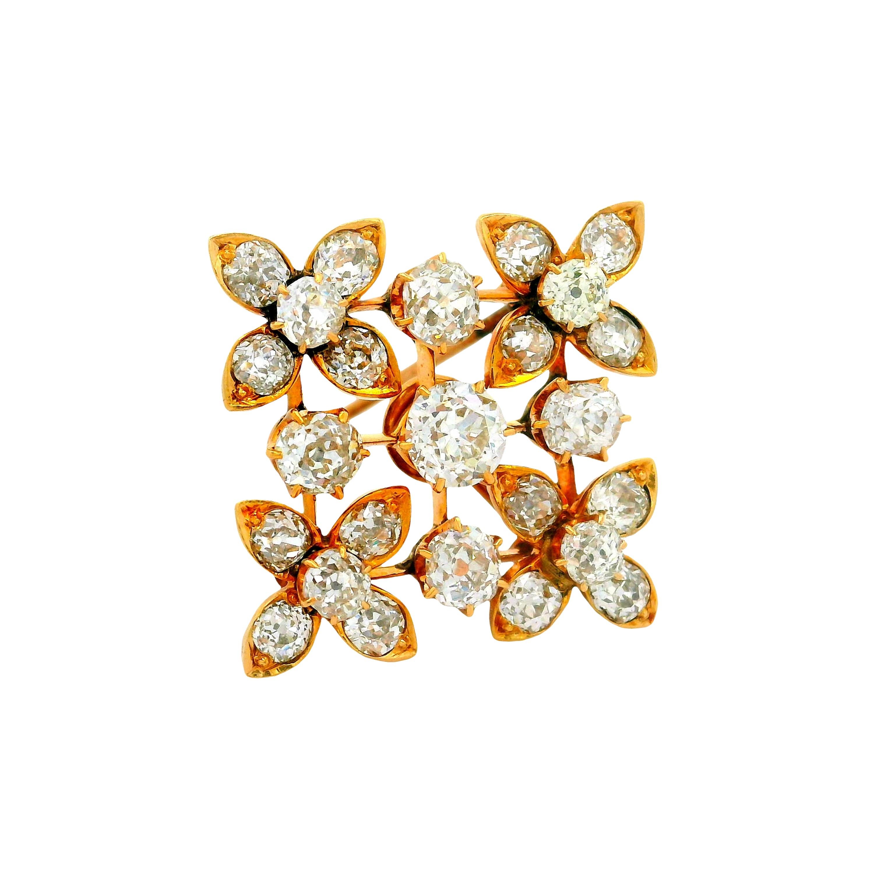 Eine auffällige antike Brosche mit einem Blumenmotiv und Diamanten im Minenschliff. Die Diamanten mit einem Gesamtgewicht von 4,00 Karat weisen eine extreme Brillanz auf und funkeln. Jede Blume ist sorgfältig gefertigt, wobei die Blütenblätter und