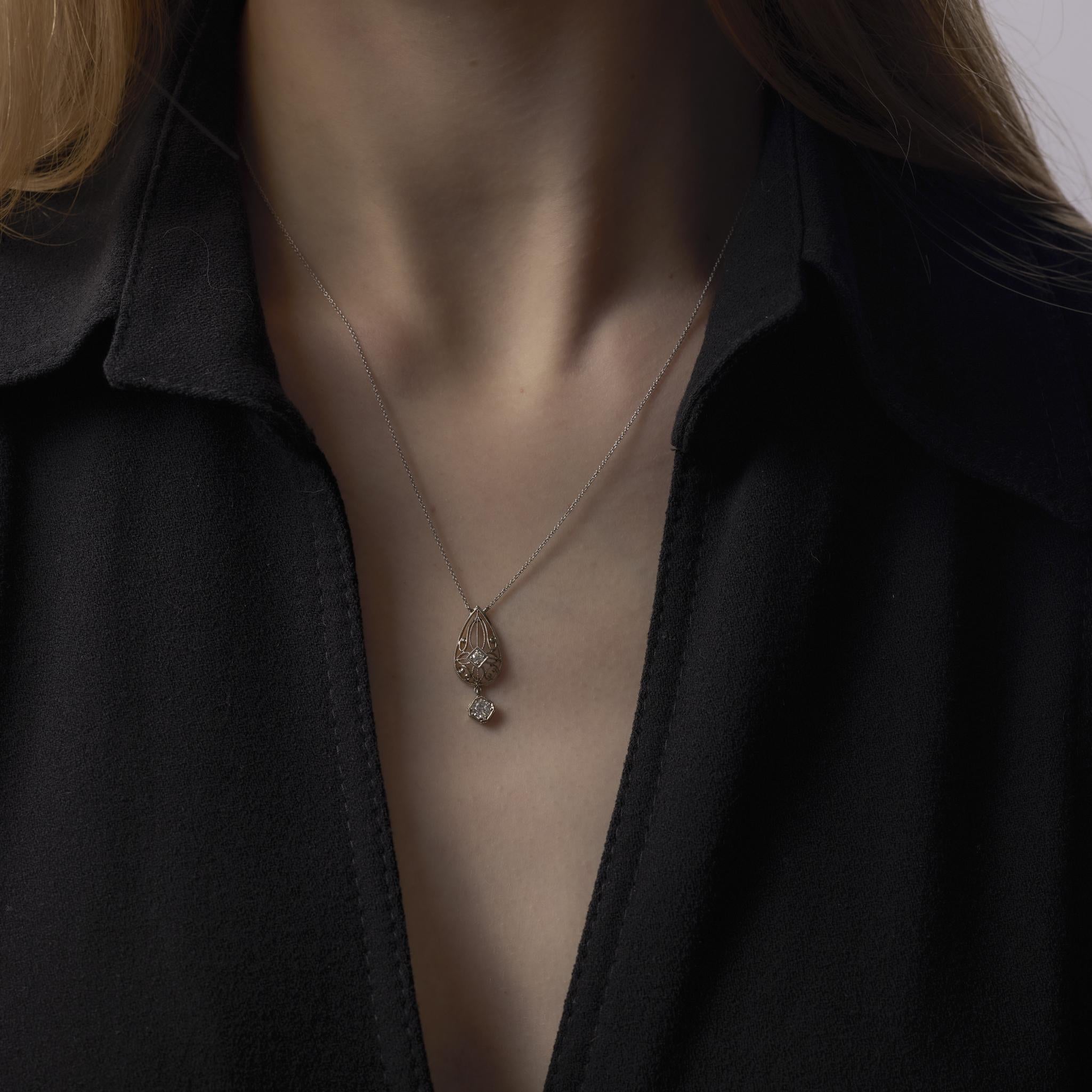Ce délicat collier victorien du début des années 1900 met en valeur un étincelant diamant de taille européenne ancienne, gracieusement suspendu à un chaleureux or jaune 14k, incarnant l'élégance antique raffinée.