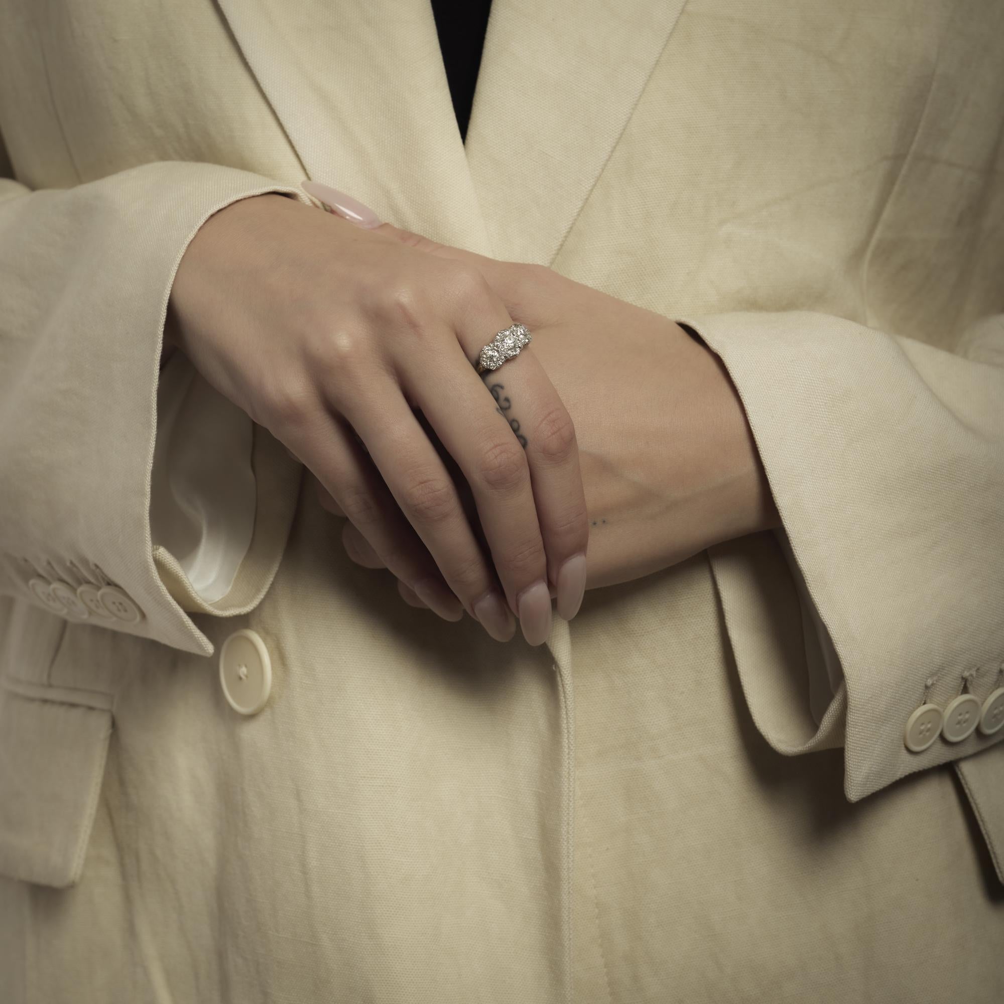 Taille vieille Europe Bague victorienne en or jaune 18k à 3 pierres et diamants en vente