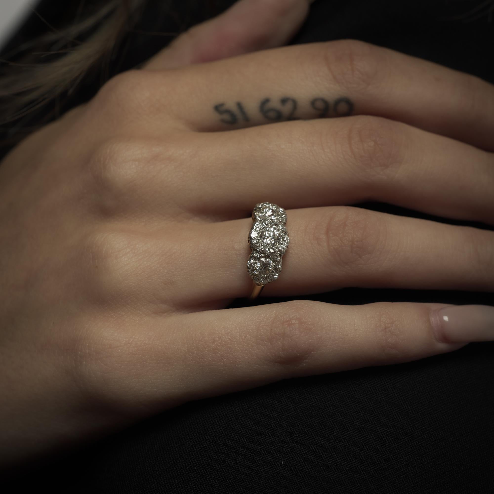Bague victorienne en or jaune 18k à 3 pierres et diamants Pour femmes en vente